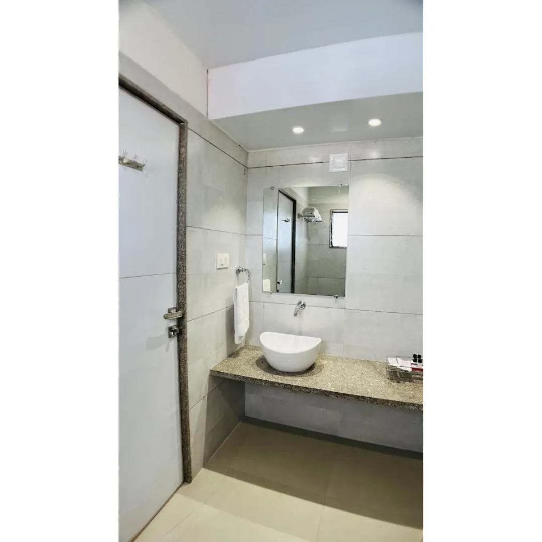 Bathroom in Hotel Ashray Inn Express