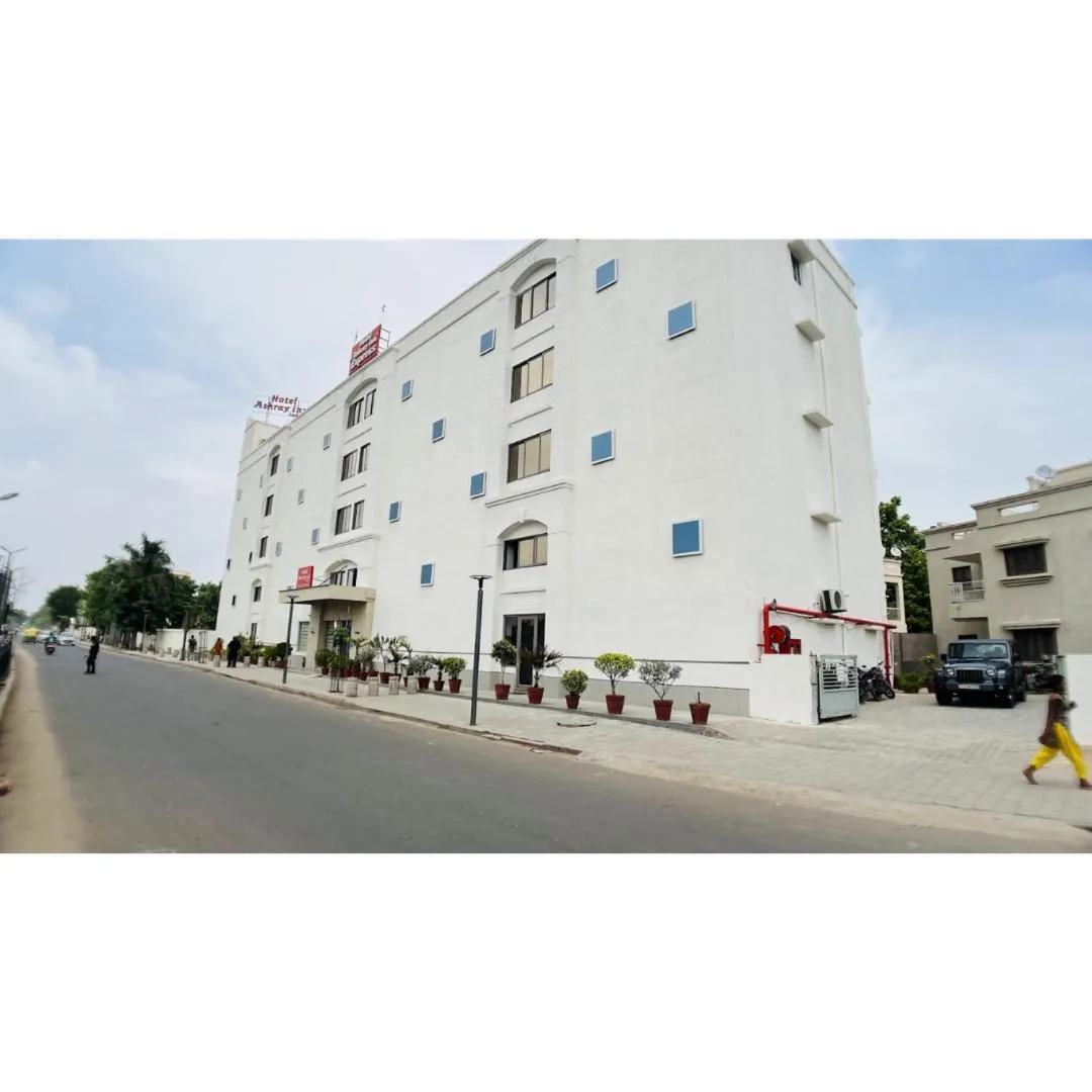 Property building in Hotel Ashray Inn Express