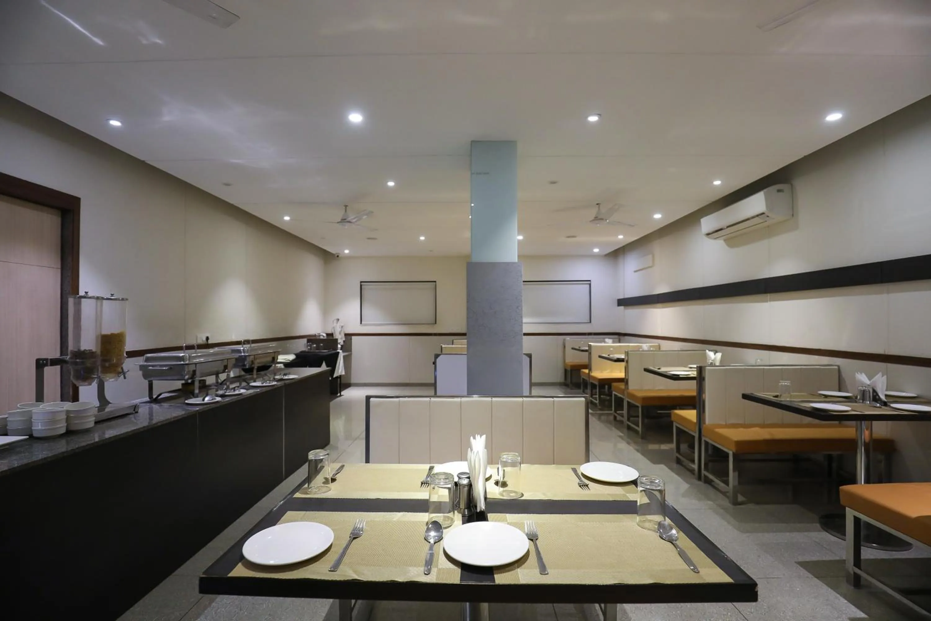 Restaurant/places to eat in Hotel Ashray Inn Express