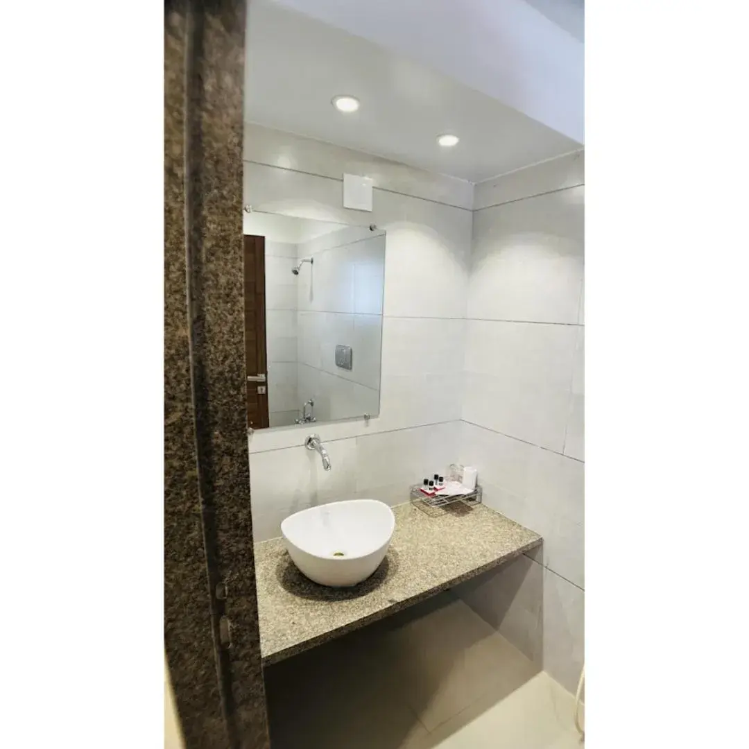 Deluxe Double or Twin Room in Hotel Ashray Inn Express Deluxe Double or Twin Room in Hotel Ashray Inn Express
