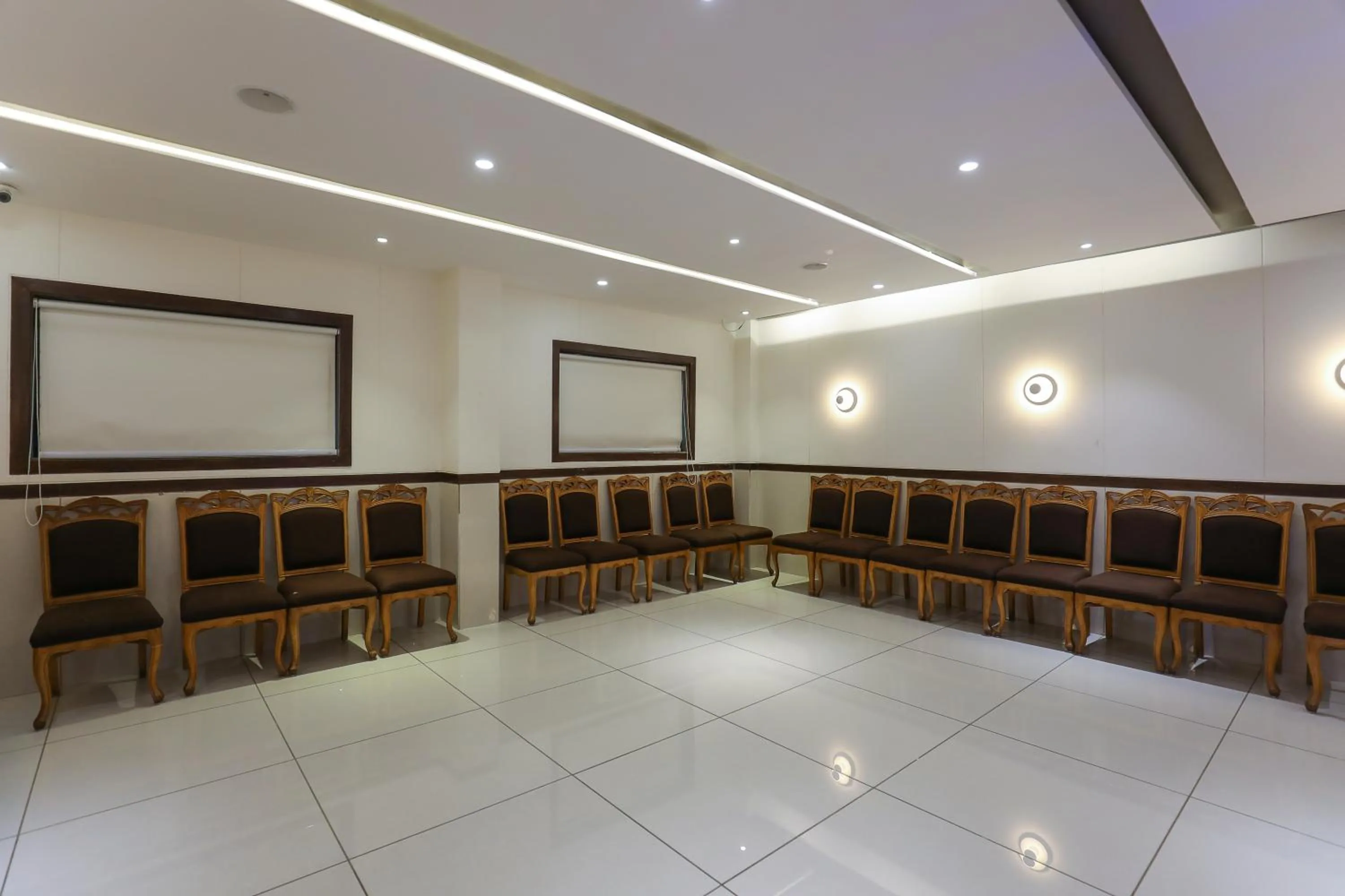 Seating area in Hotel Ashray Inn Express