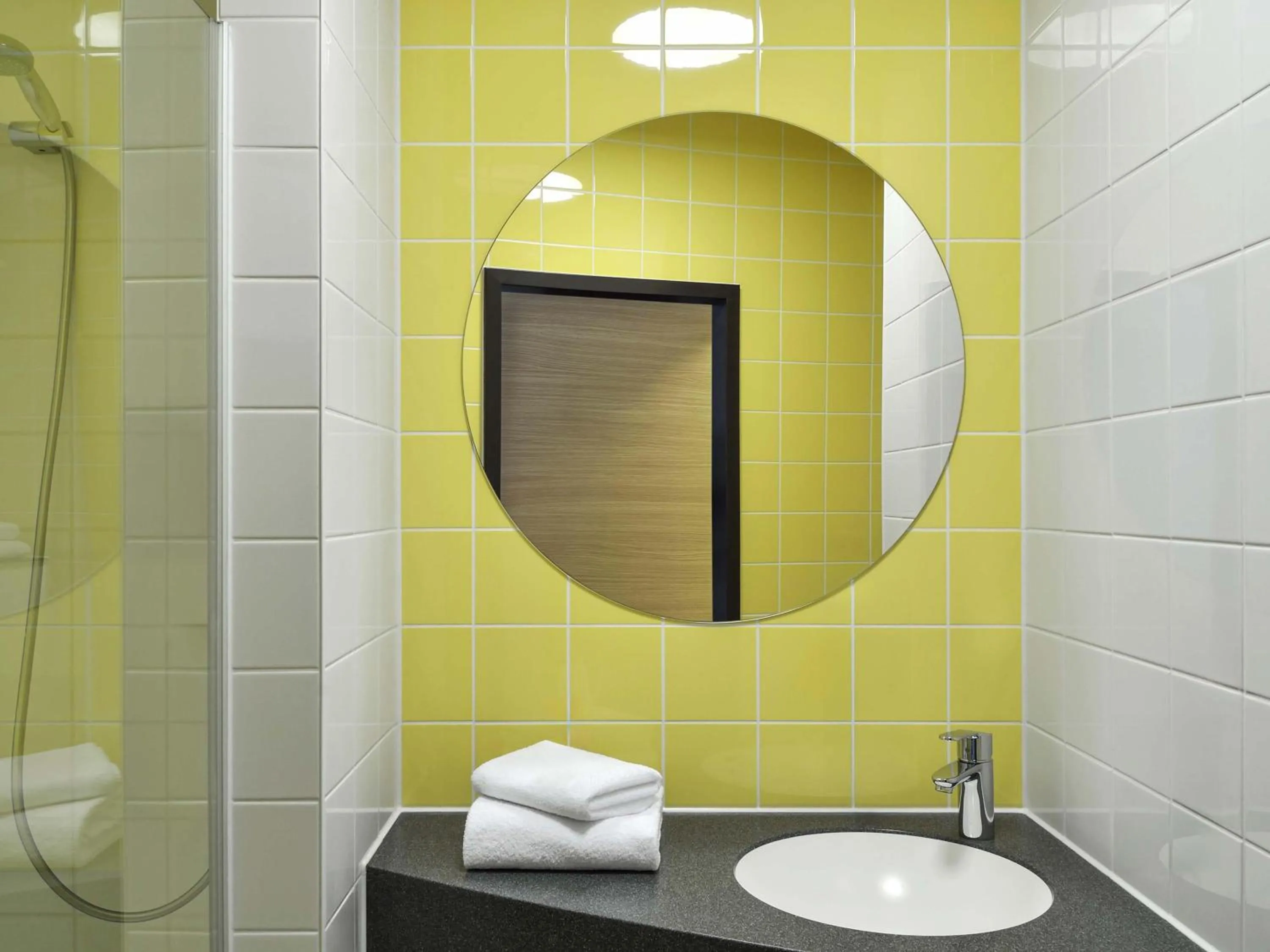 Shower in B&B Hotel Halle (Saale)