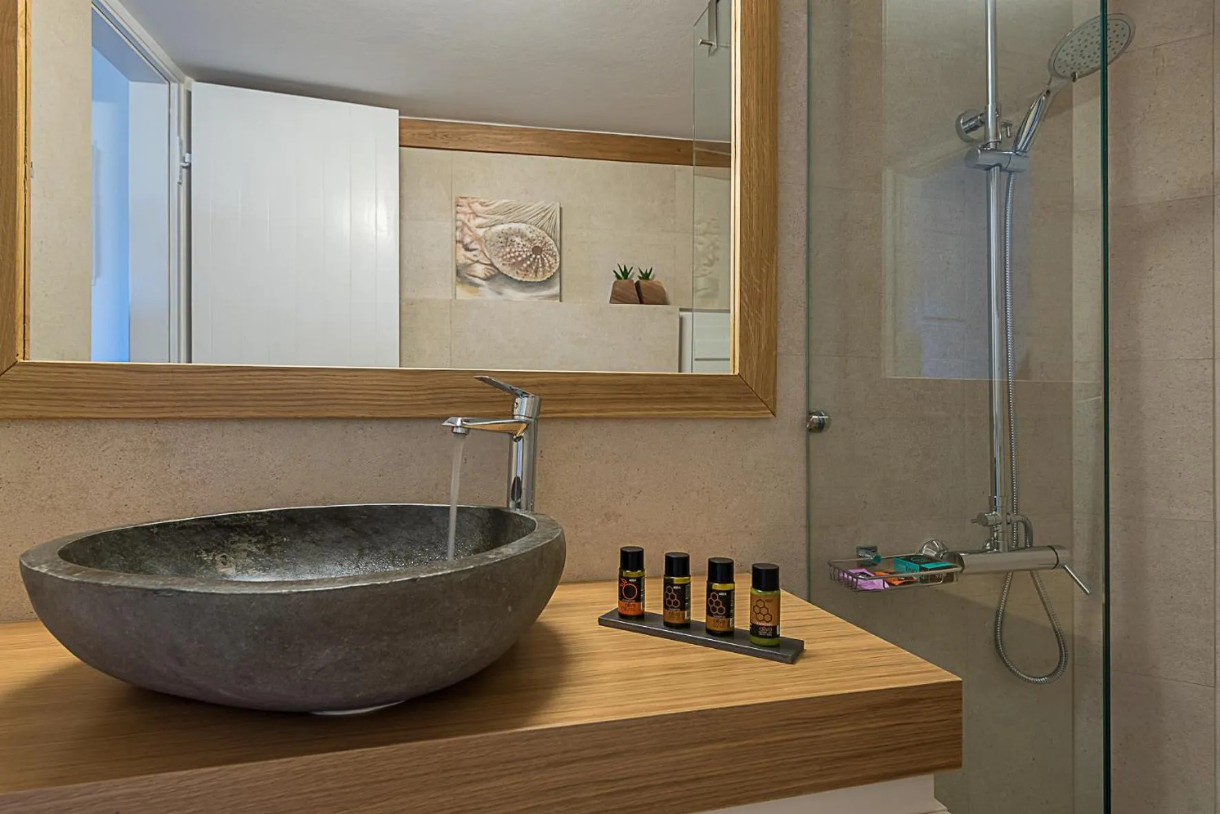 Shower in Lithinon Luxury Suites with Free Parking