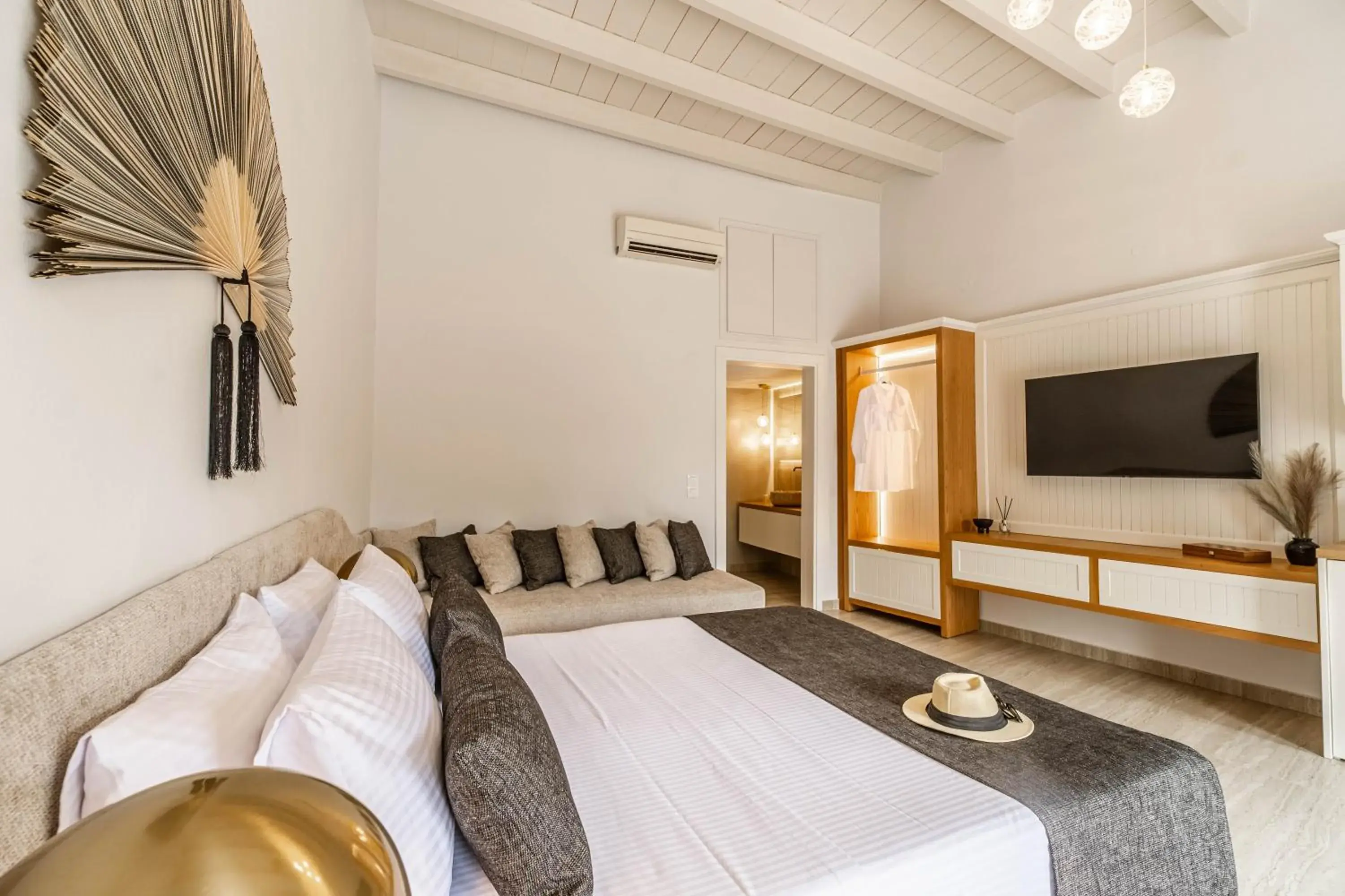 Deluxe King Suite in Lithinon Luxury Suites with Free Parking Deluxe King Suite in Lithinon Luxury Suites with Free Parking