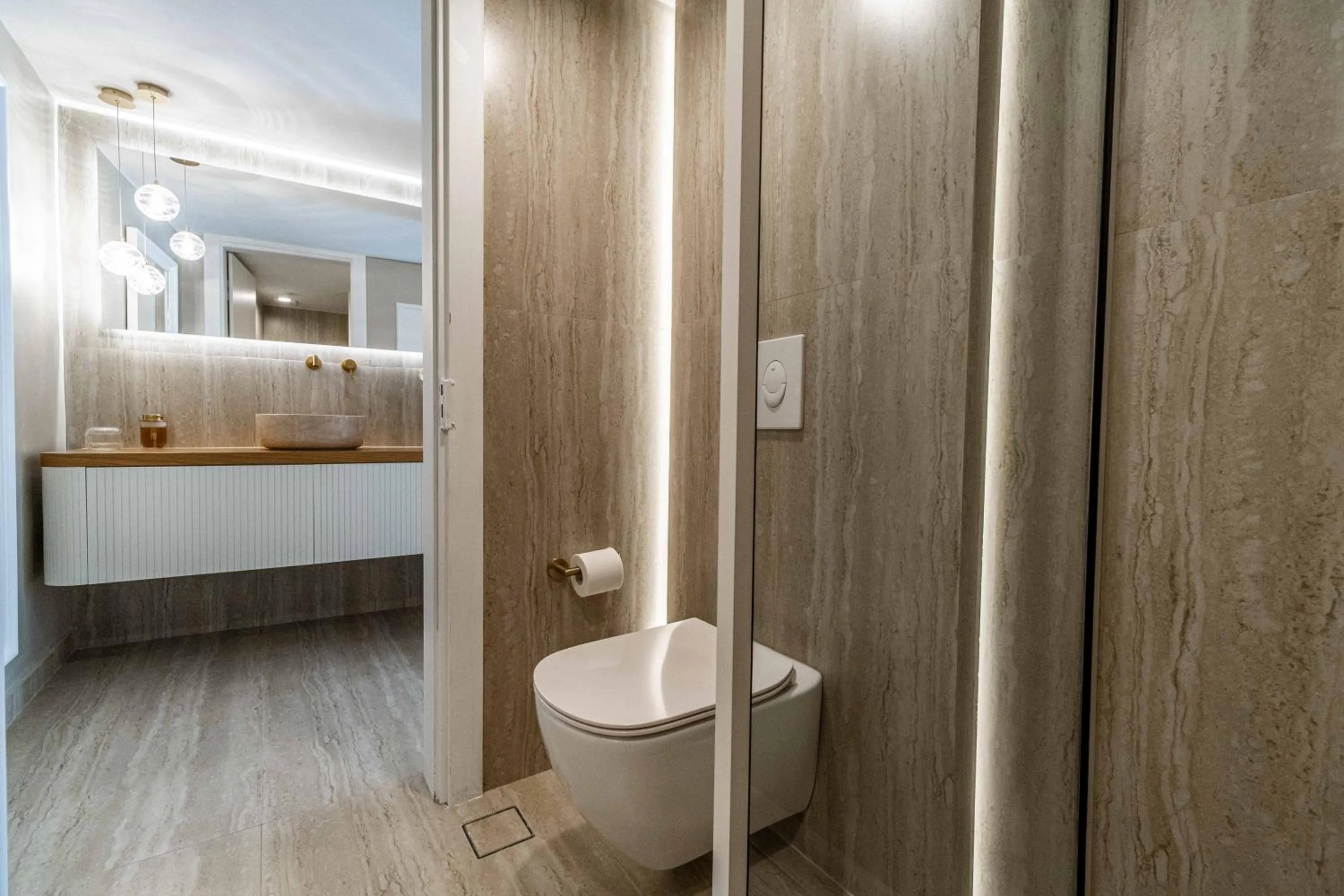 Shower in Lithinon Luxury Suites with Free Parking