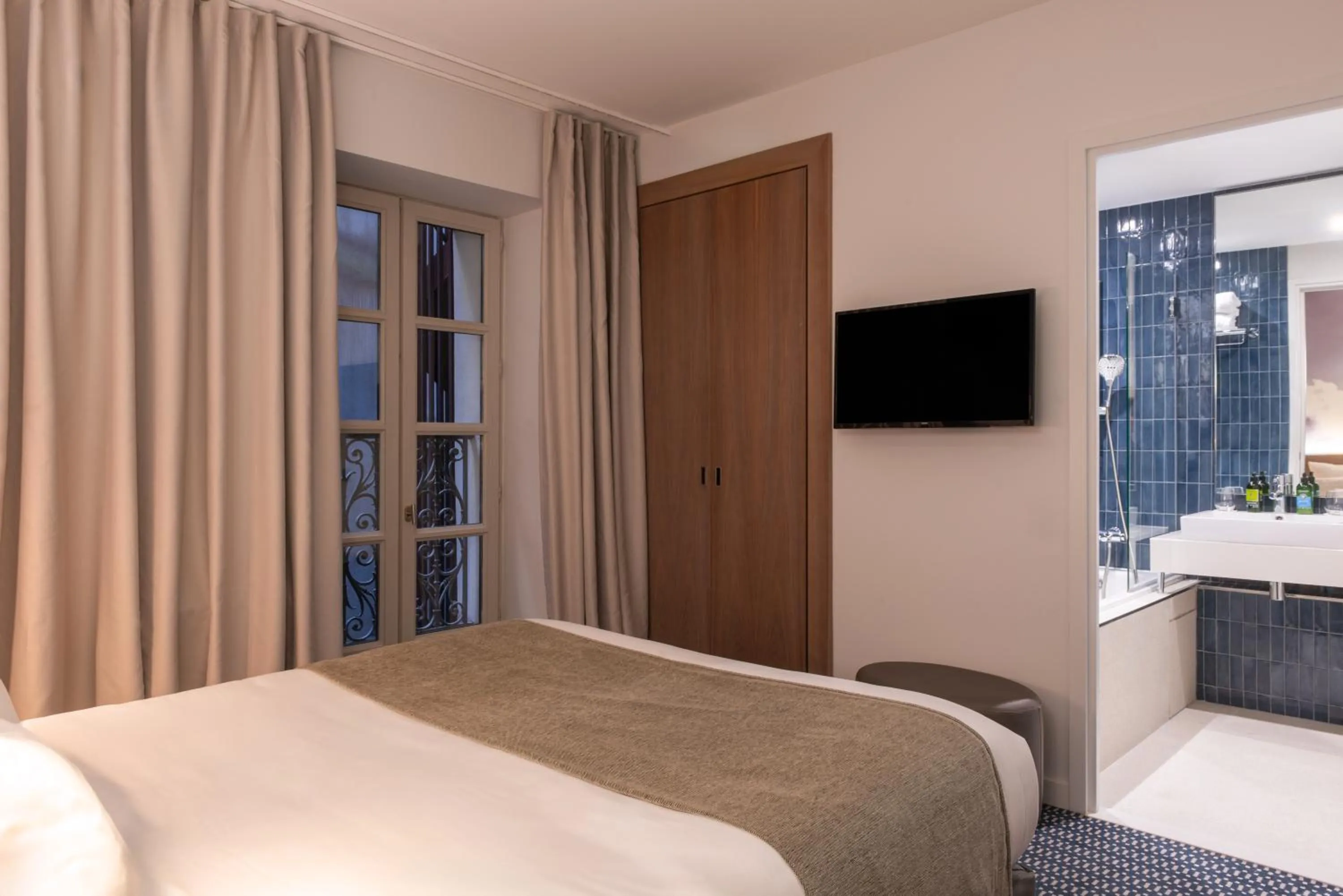 Bedroom, Bed in Le Grand Balcon Hotel