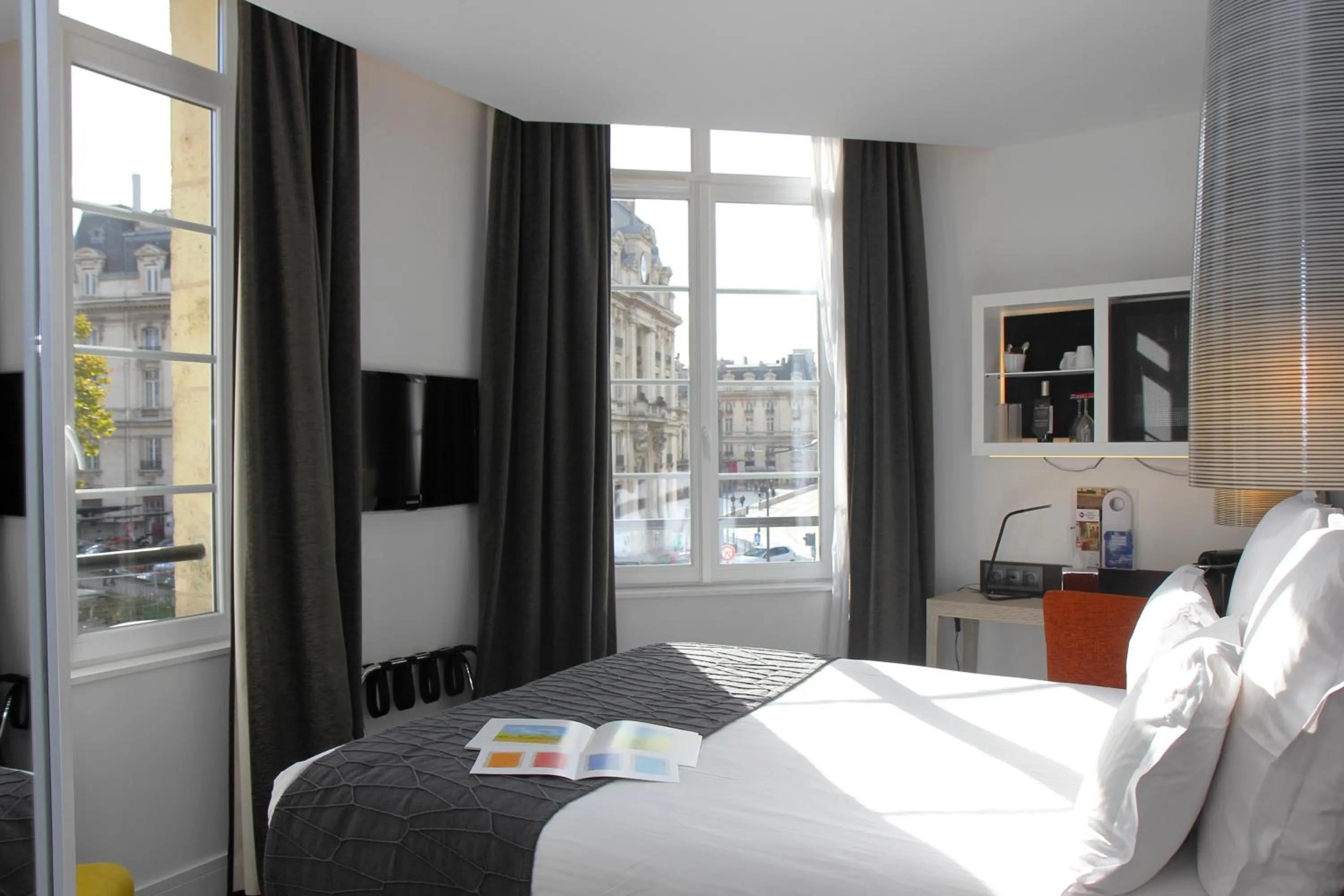 Bedroom in Best Western Plus Bordeaux Gare Saint-Jean
