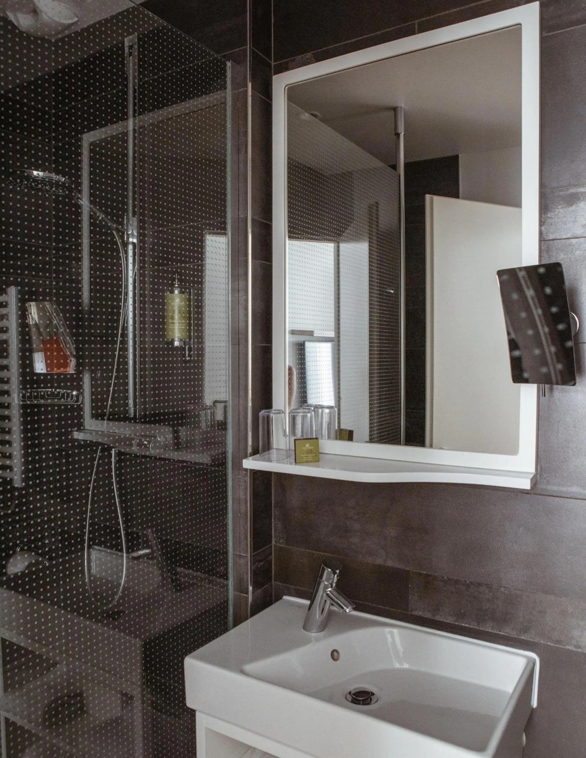 Bathroom in Best Western Plus Bordeaux Gare Saint-Jean