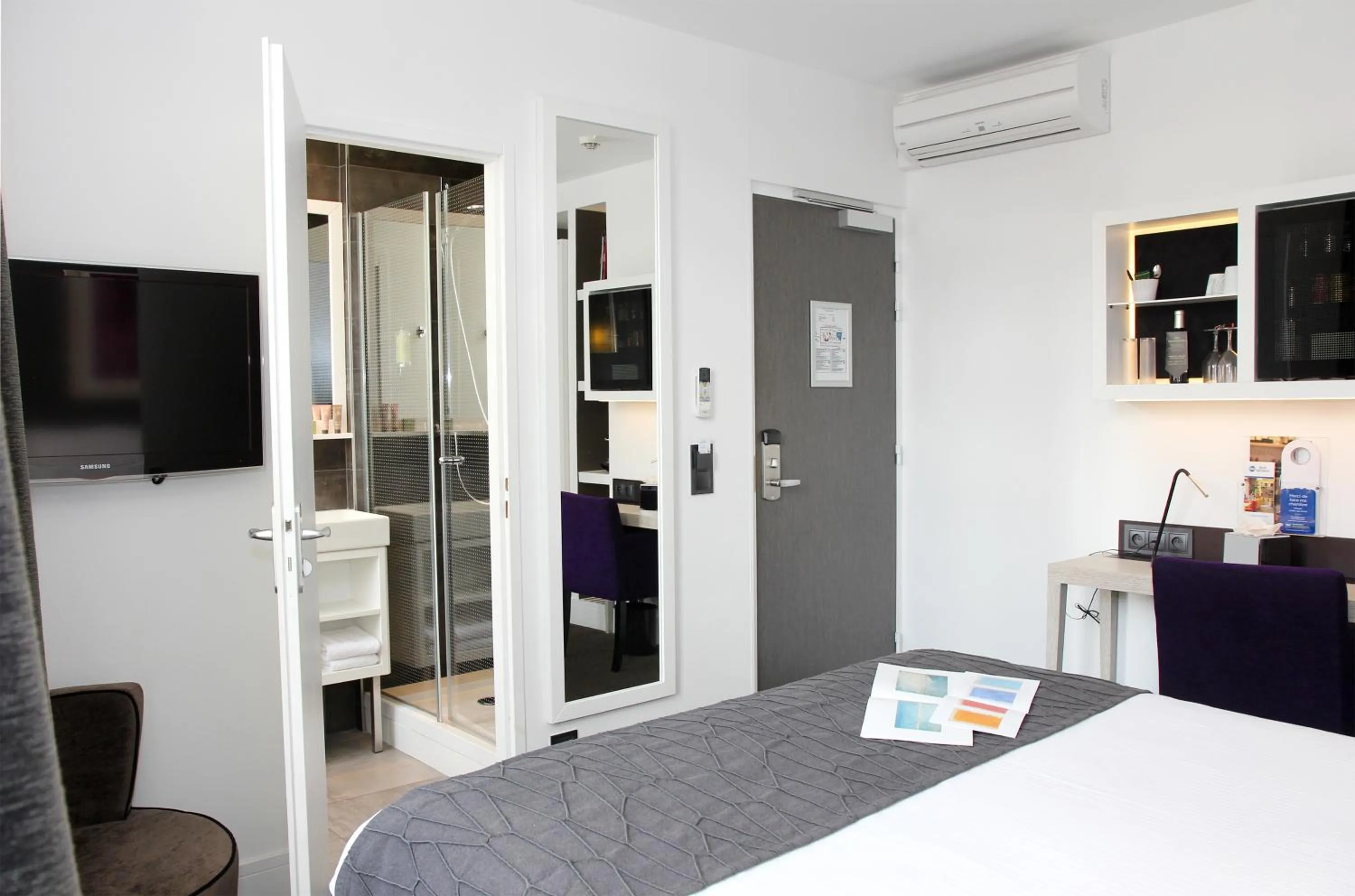 Bed, TV/Entertainment Center in Best Western Plus Bordeaux Gare Saint-Jean