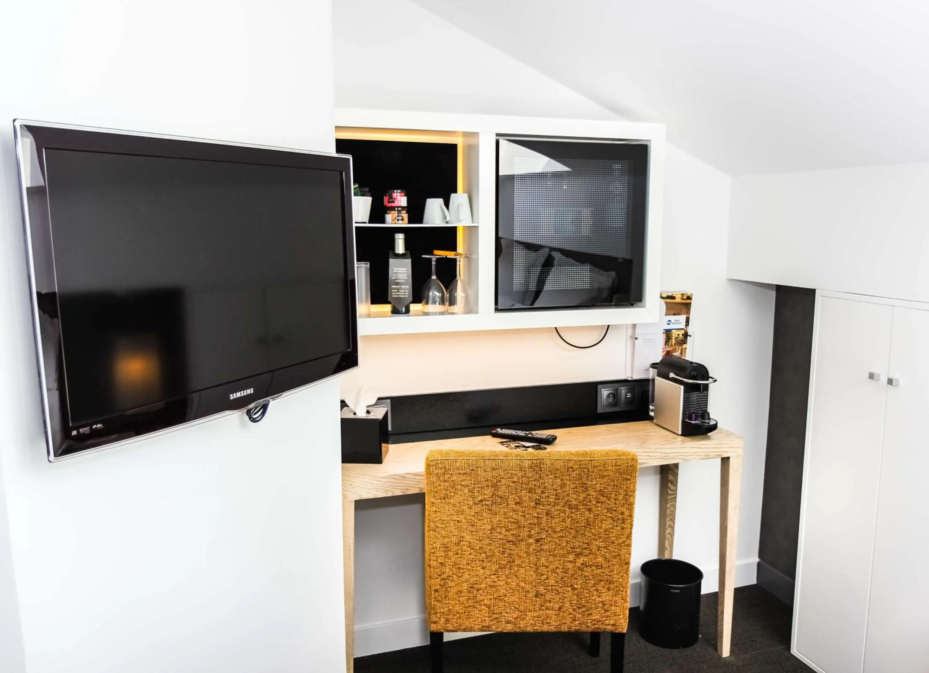 Photo of the whole room, TV/Entertainment Center in Best Western Plus Bordeaux Gare Saint-Jean
