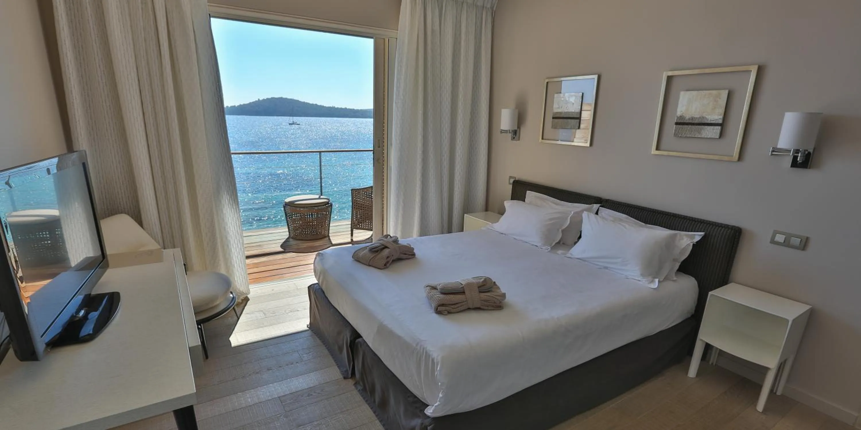 Balcony/Terrace, Bed in Le Pinarello