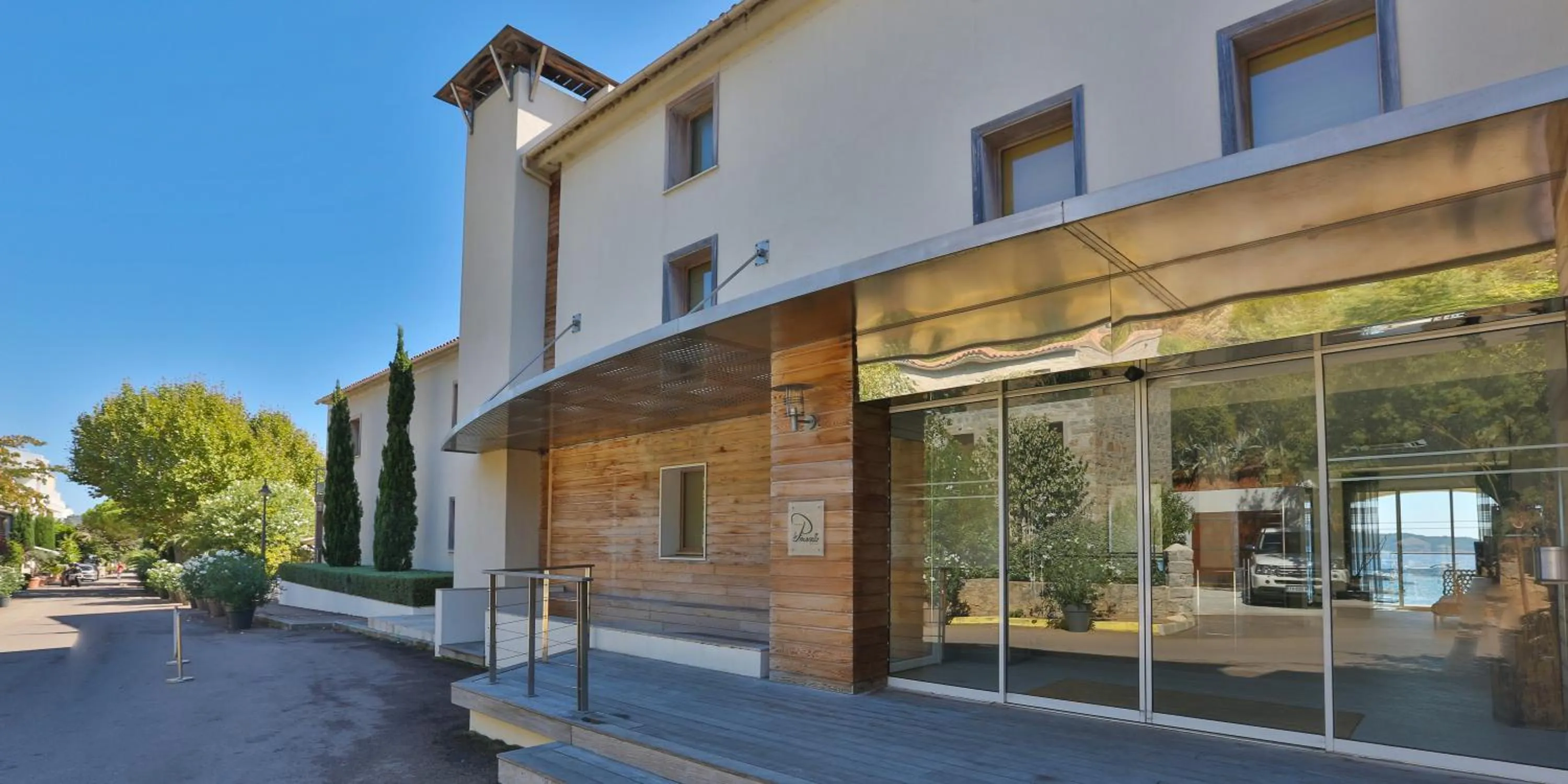 Facade/entrance in Le Pinarello