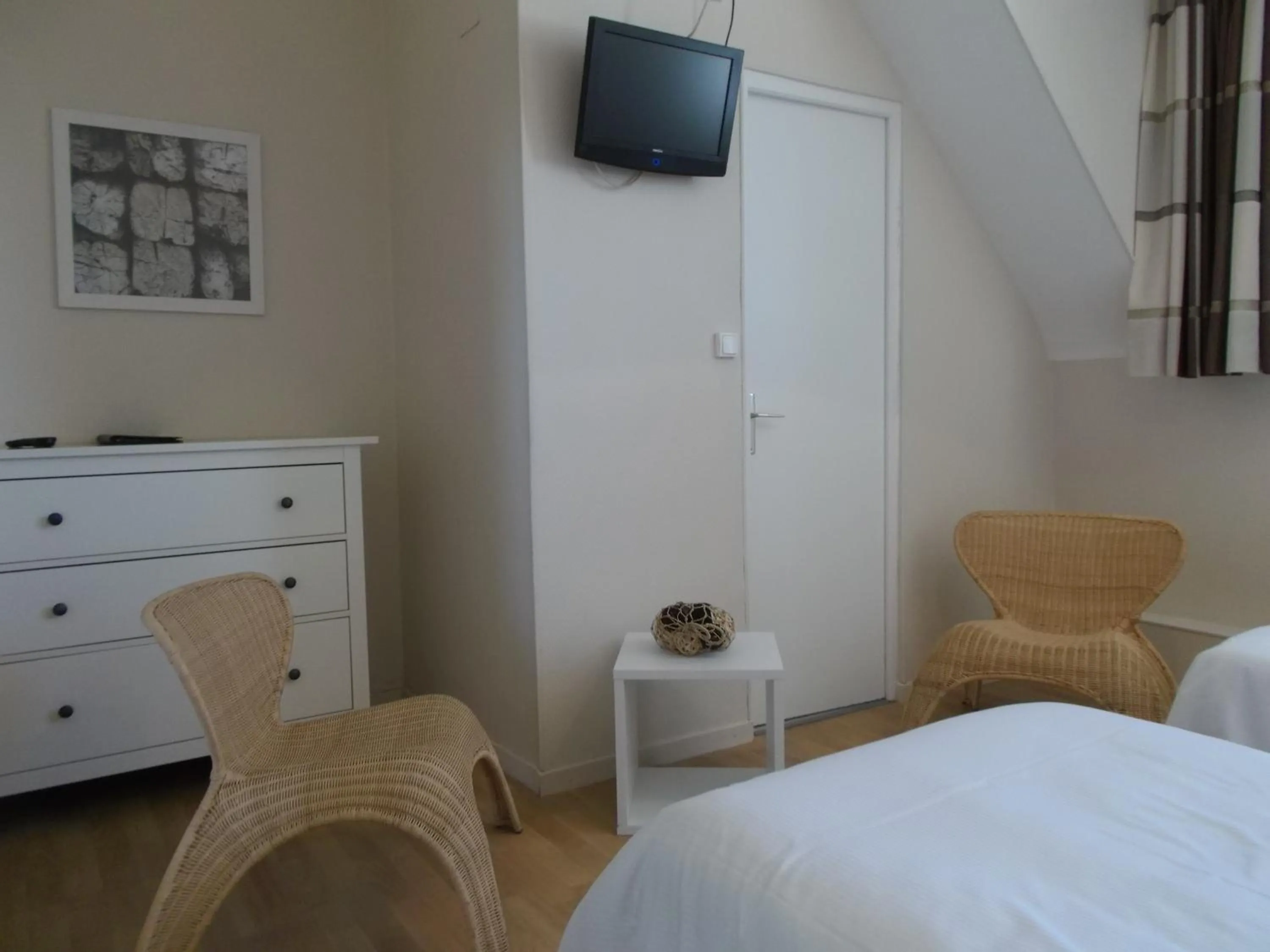 Photo of the whole room, Bed in Hôtel Pacific