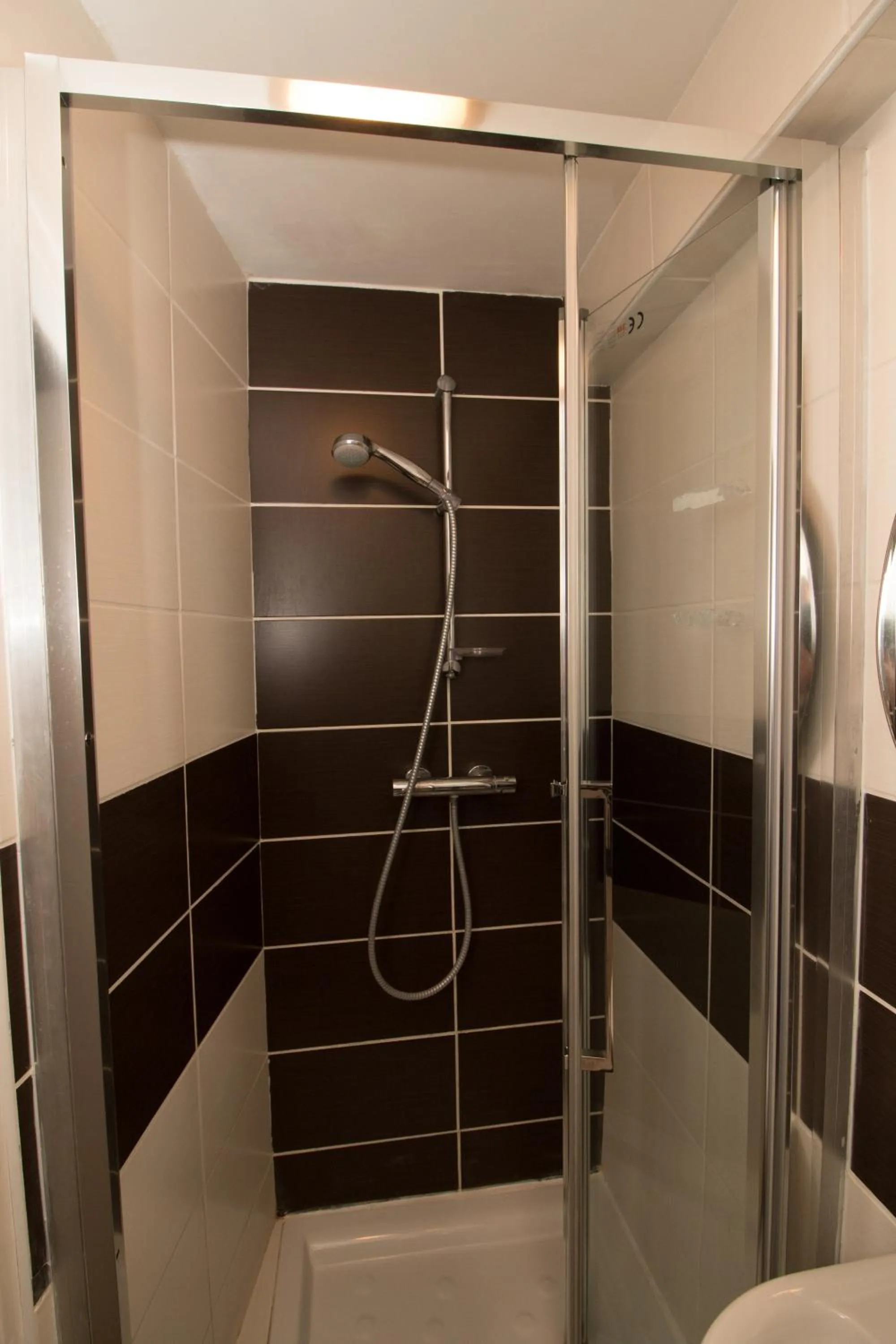 Shower in Hôtel Pacific