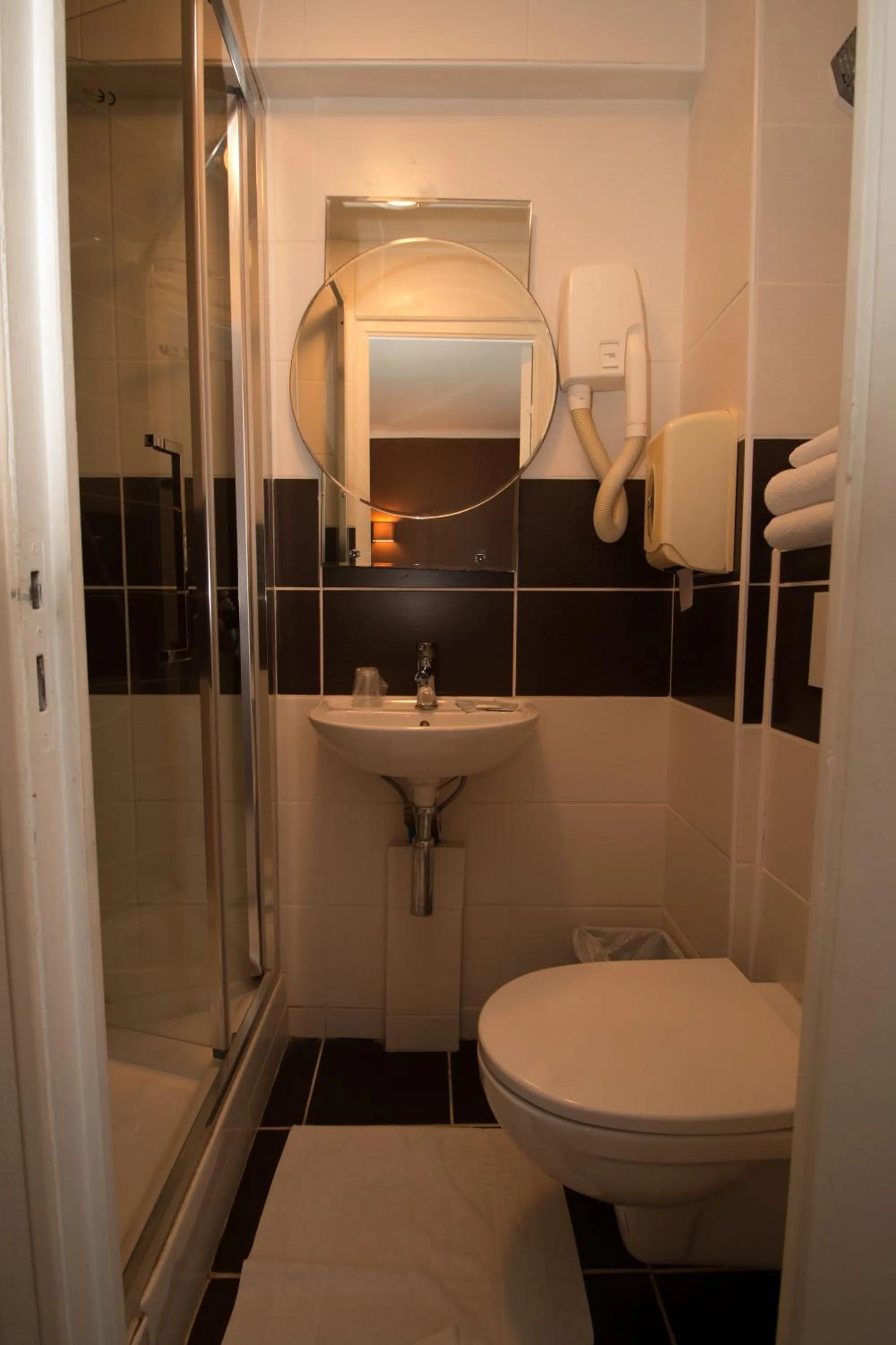 Toilet in Hôtel Pacific