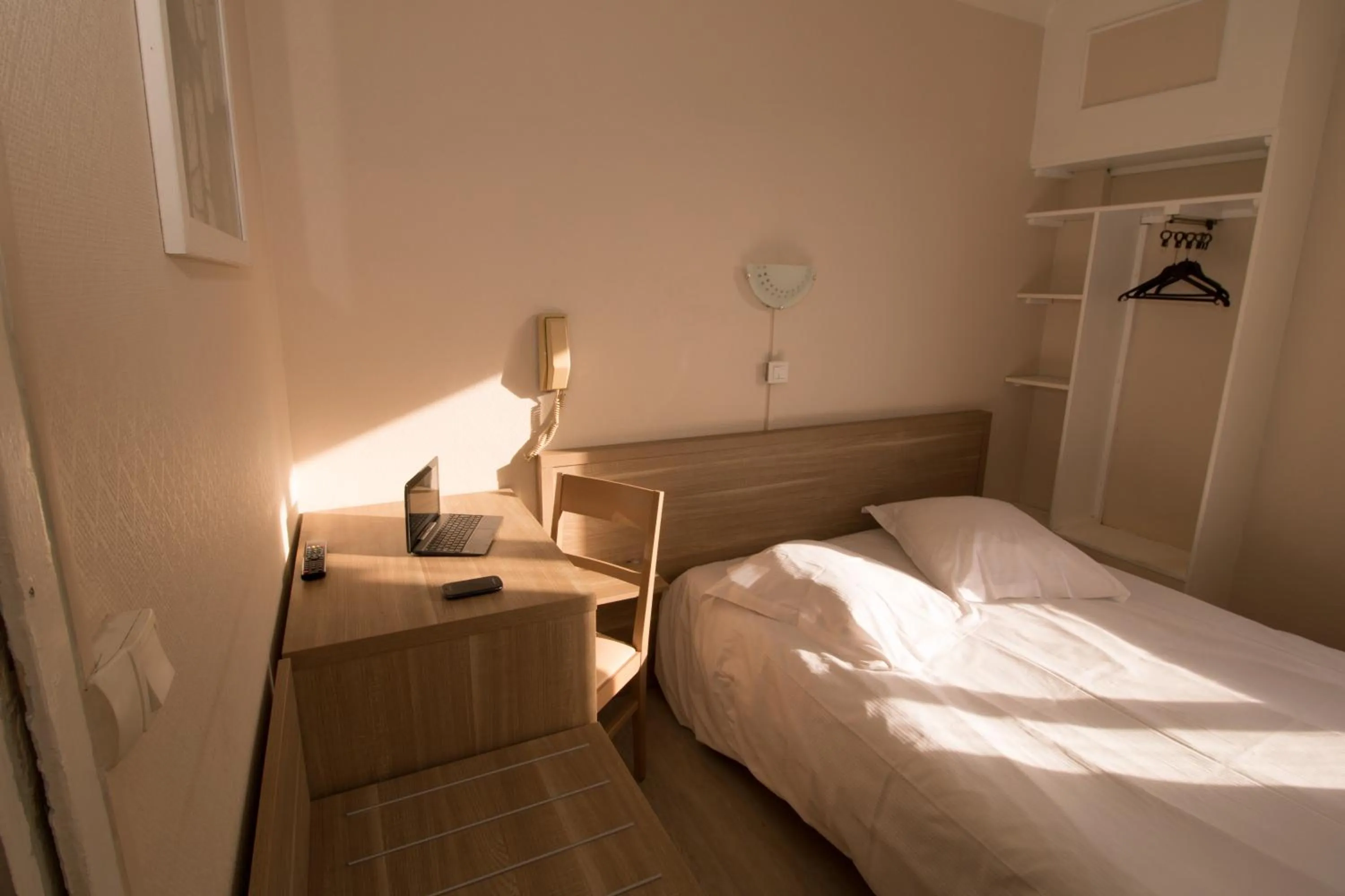 Photo of the whole room, Bed in Hôtel Pacific