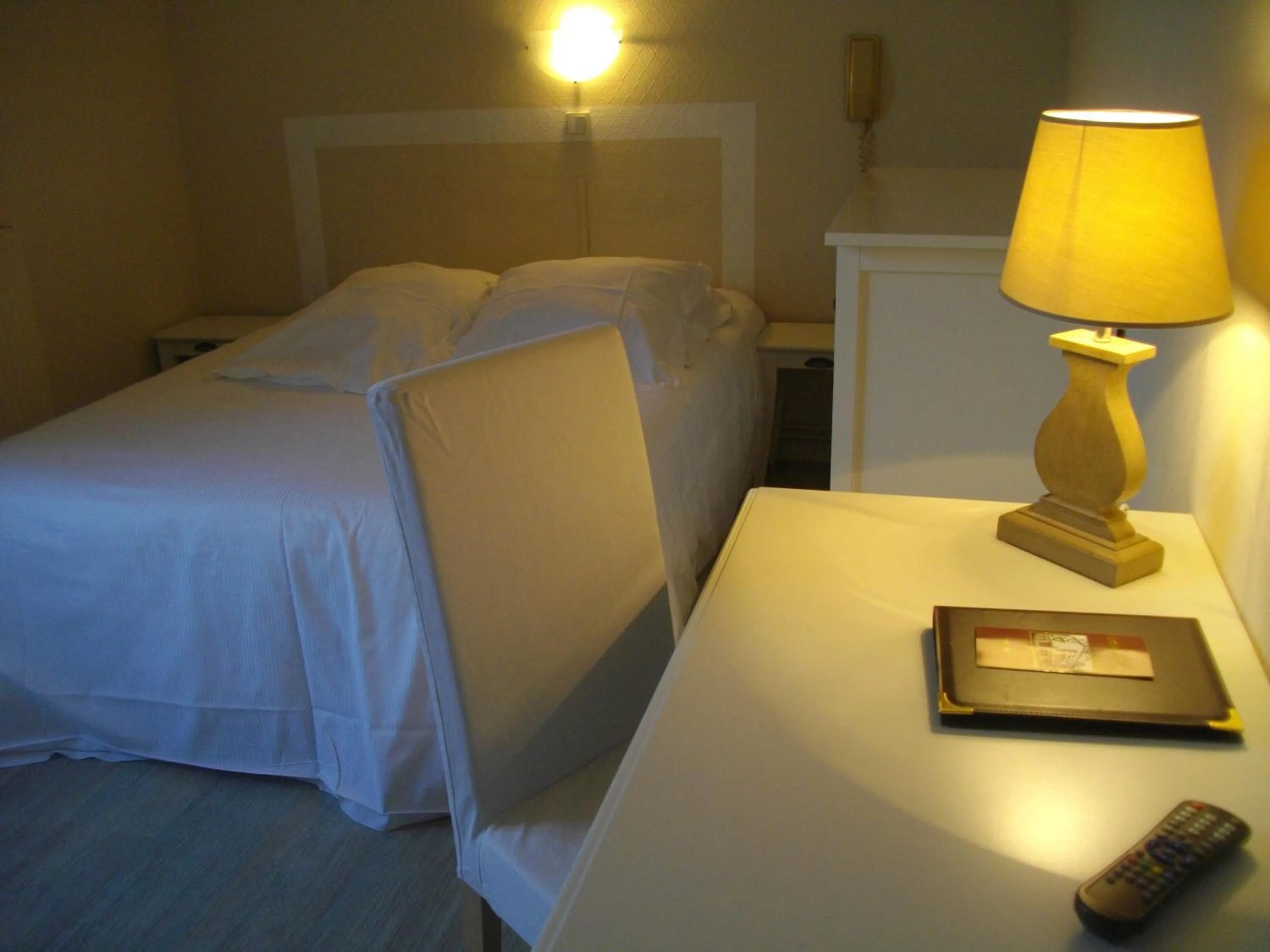 Photo of the whole room, Bed in Hôtel Pacific