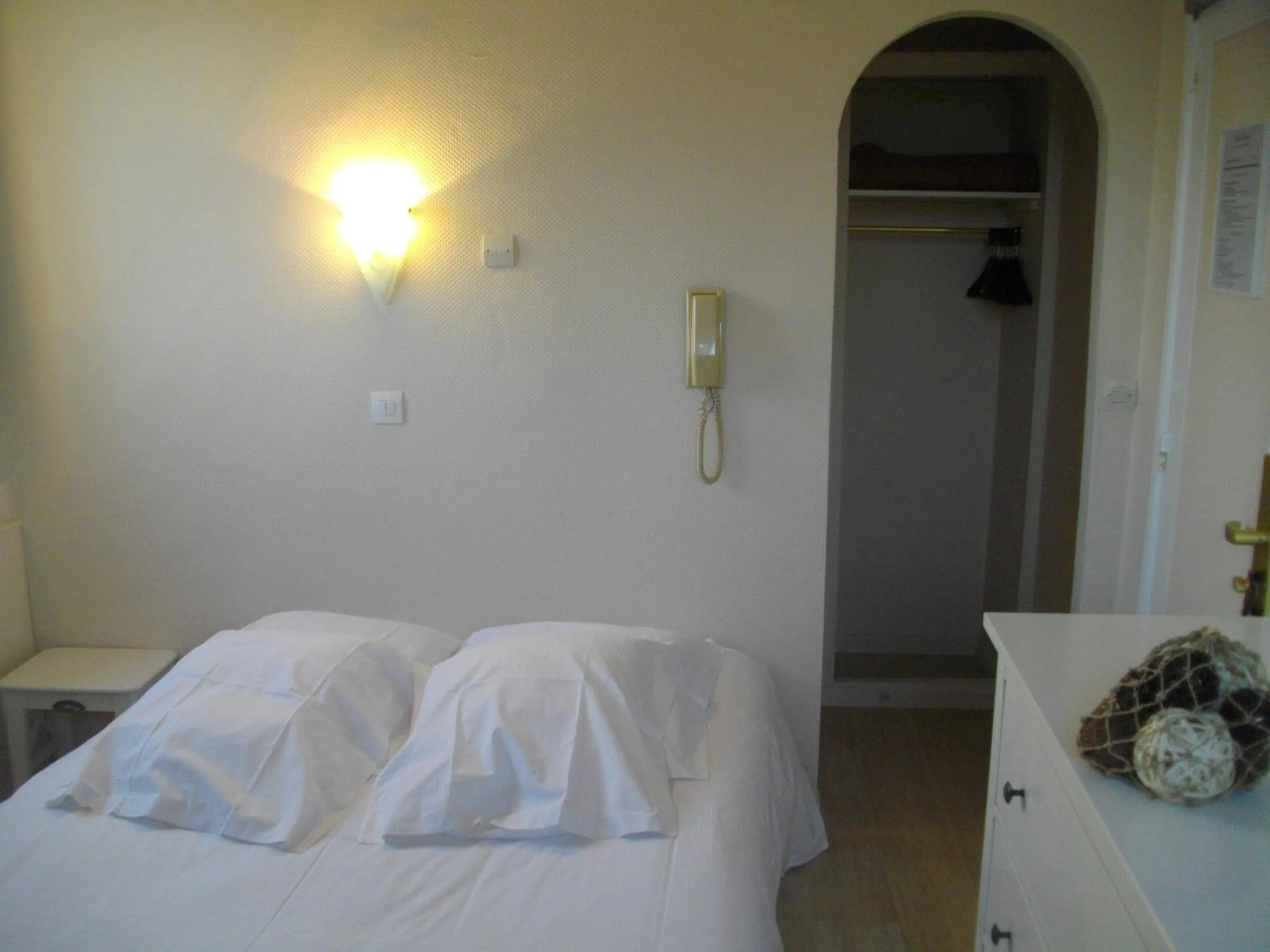 Photo of the whole room, Bed in Hôtel Pacific