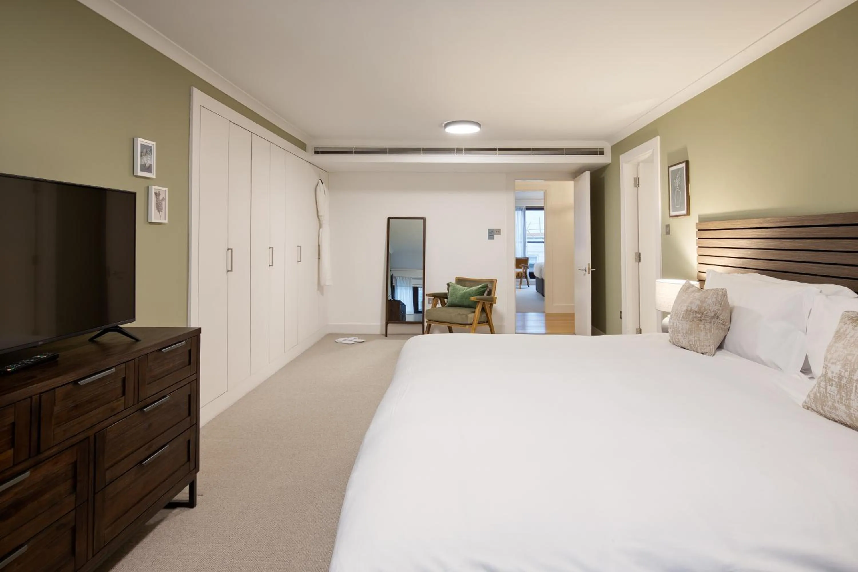 TV and multimedia, Bed in Monarch House - Serviced Apartments - Kensington