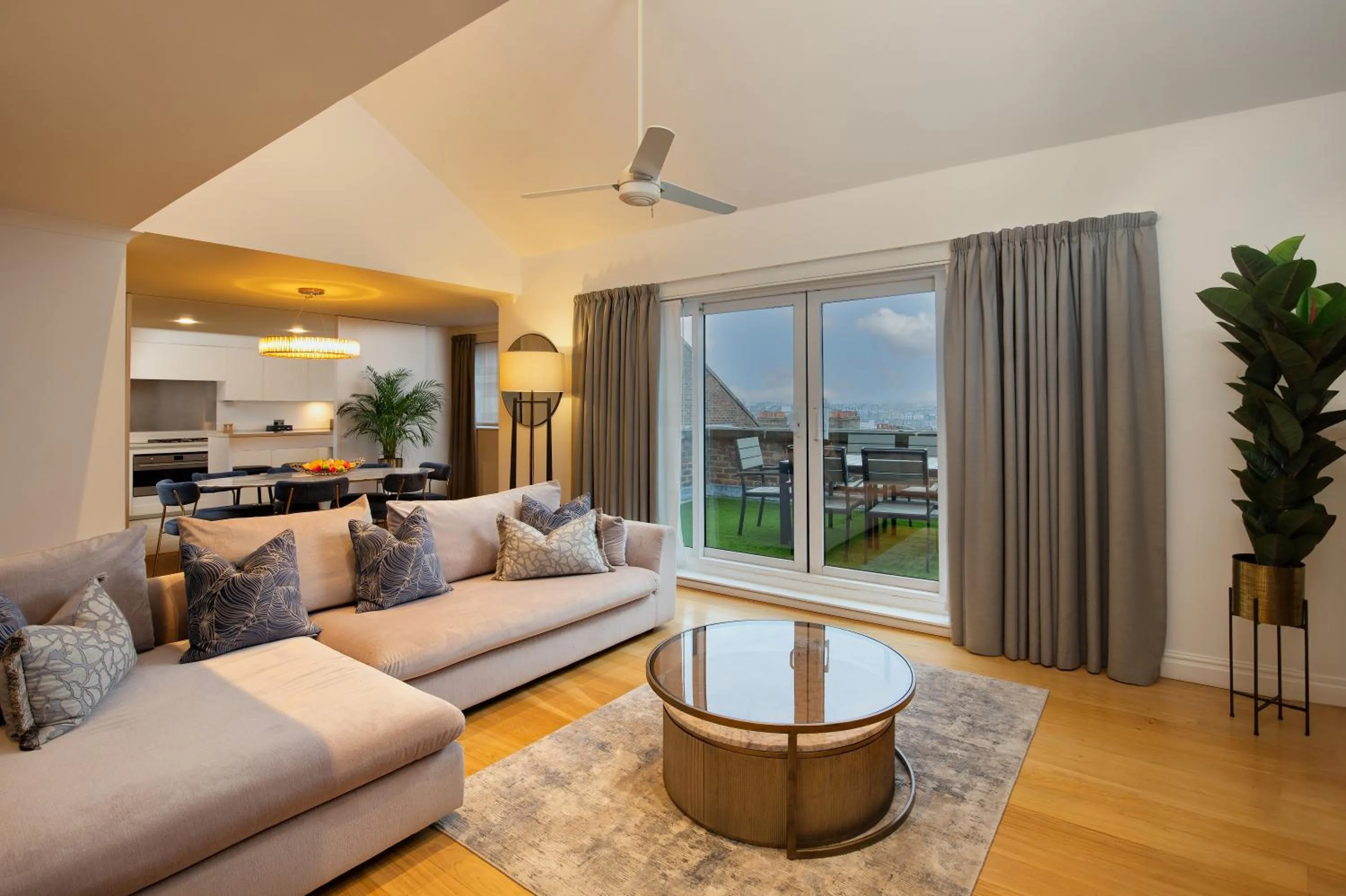 TV and multimedia in Monarch House - Serviced Apartments - Kensington