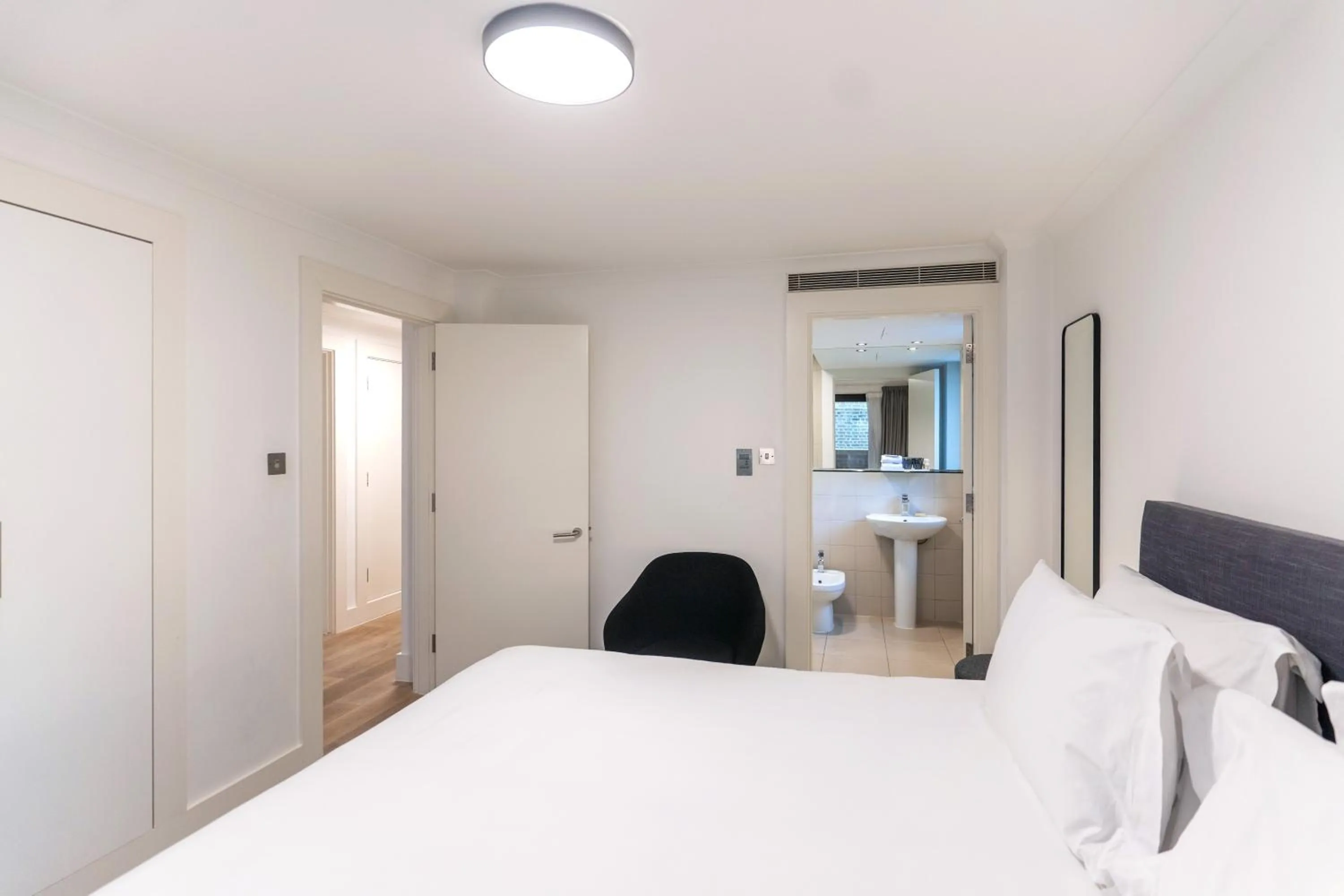 Bathroom, Bed in Monarch House - Serviced Apartments - Kensington