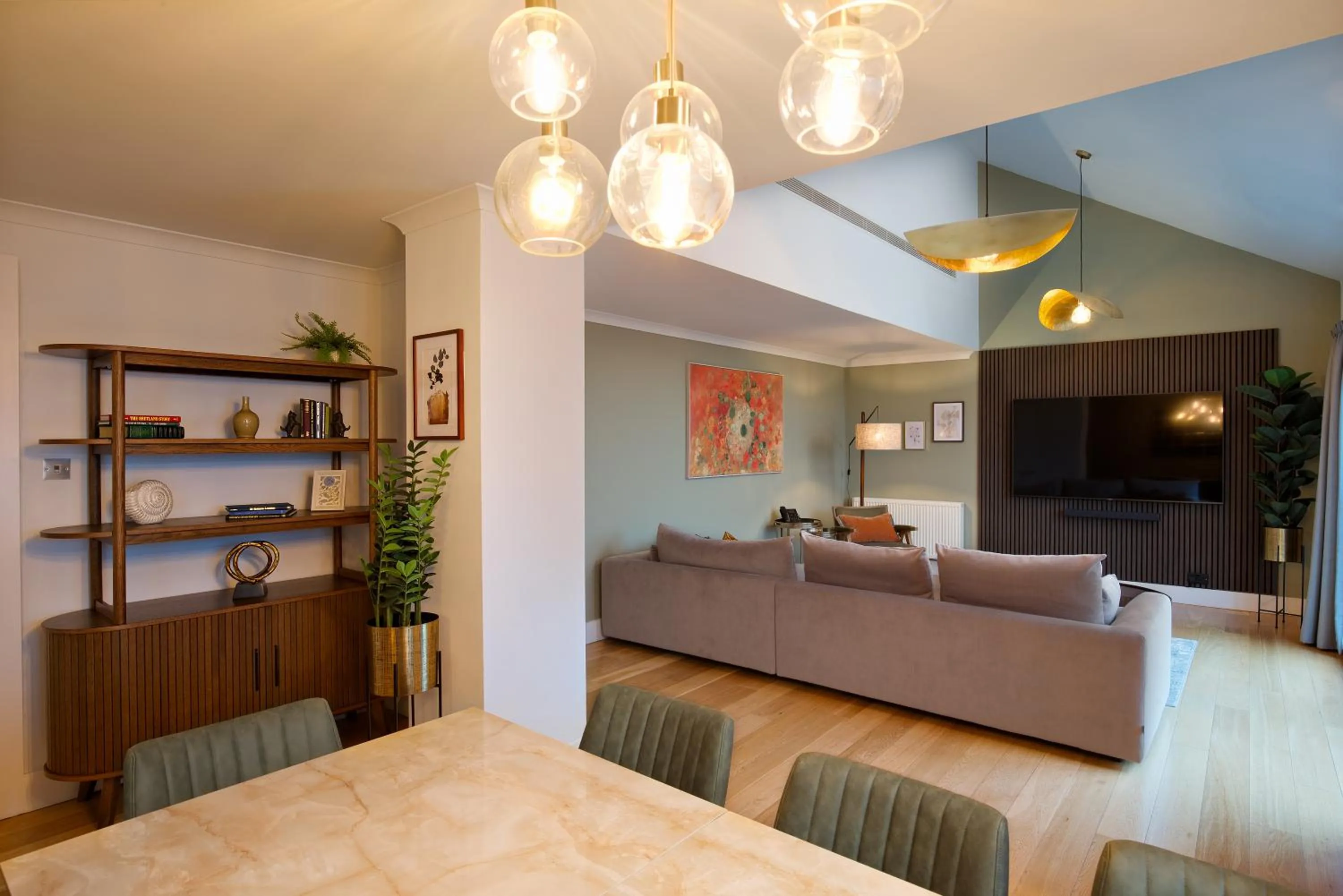 TV and multimedia, Bed in Monarch House - Serviced Apartments - Kensington