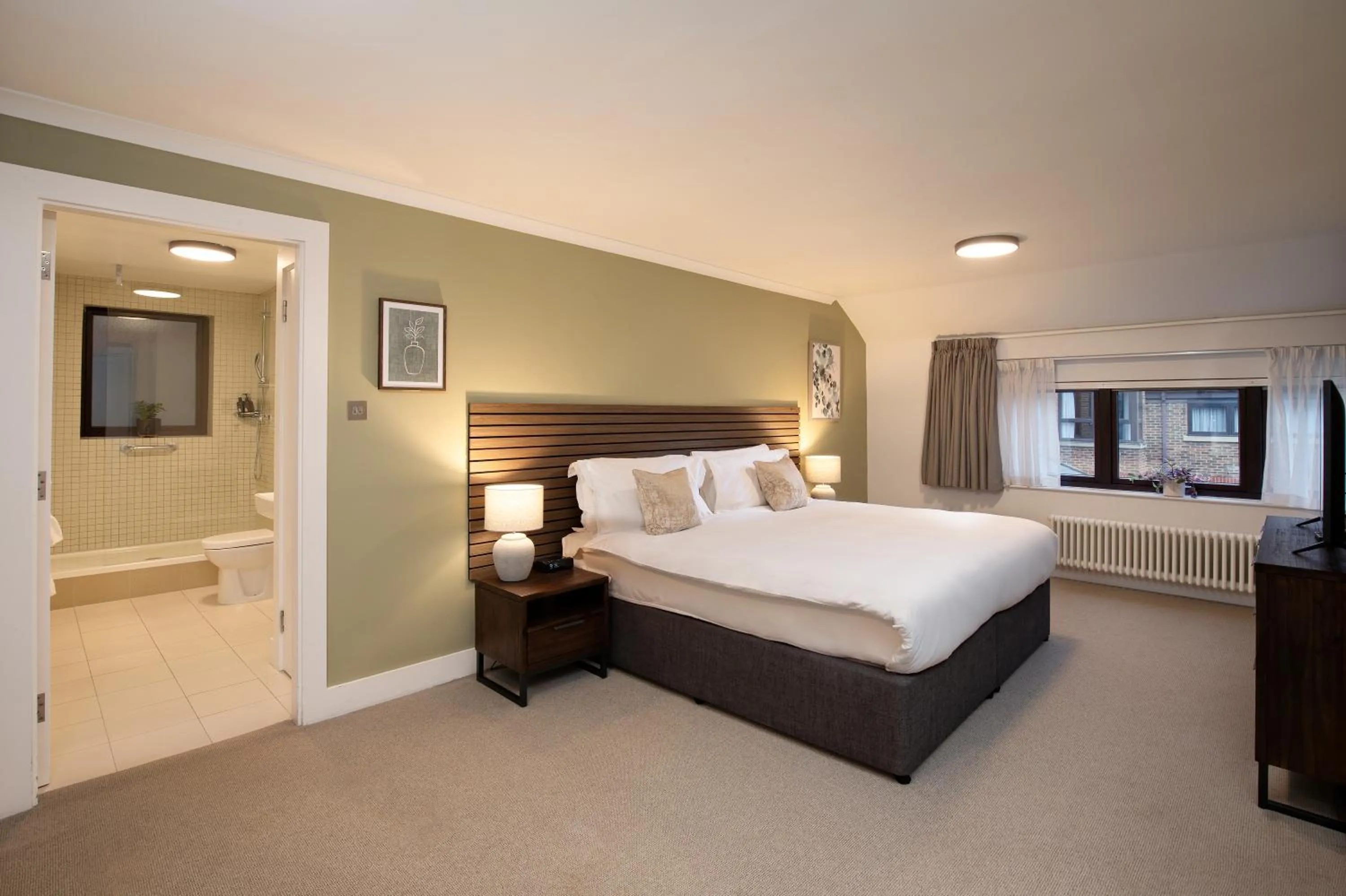 Bathroom, Bed in Monarch House - Serviced Apartments - Kensington