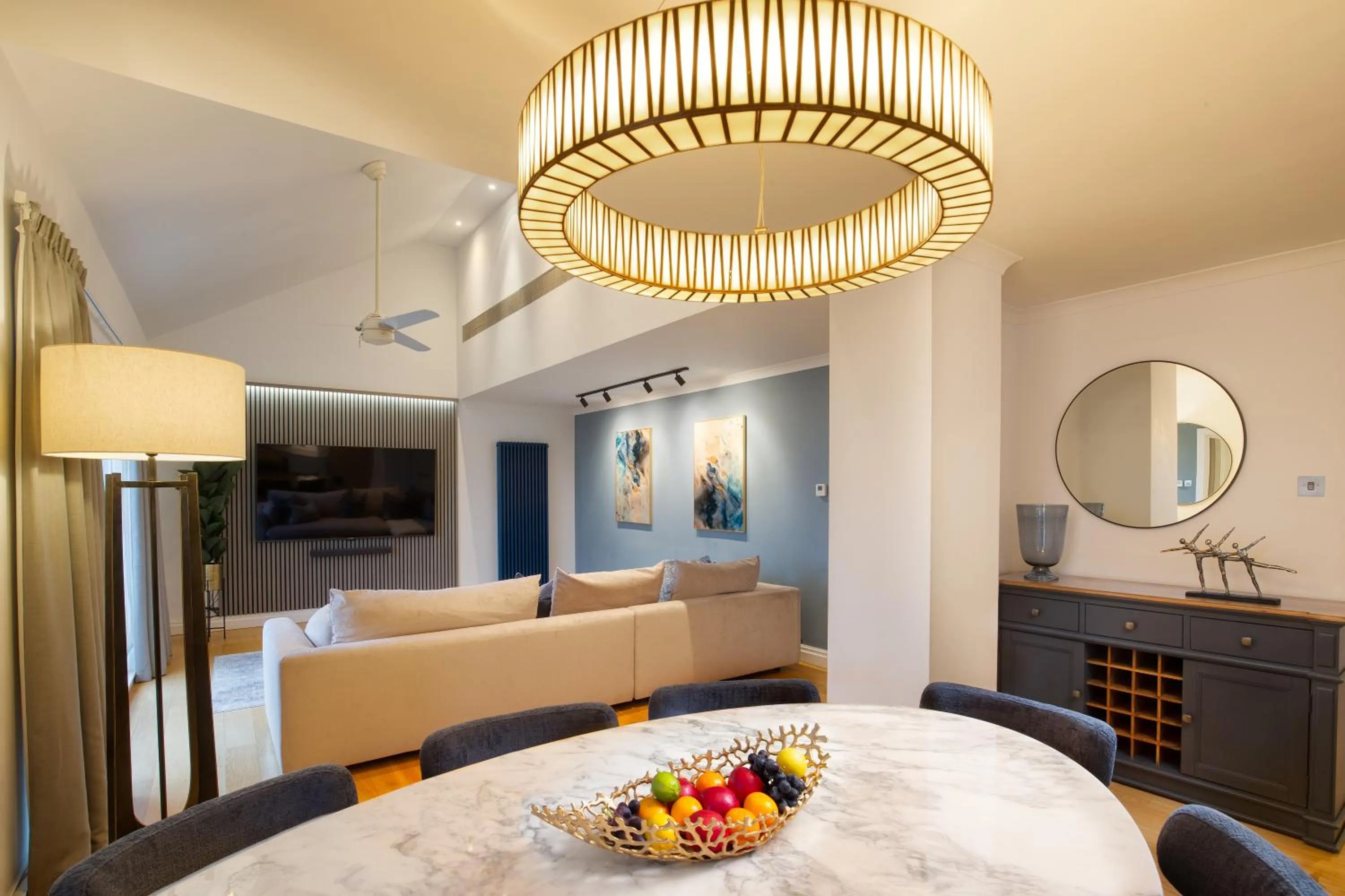 TV and multimedia in Monarch House - Serviced Apartments - Kensington