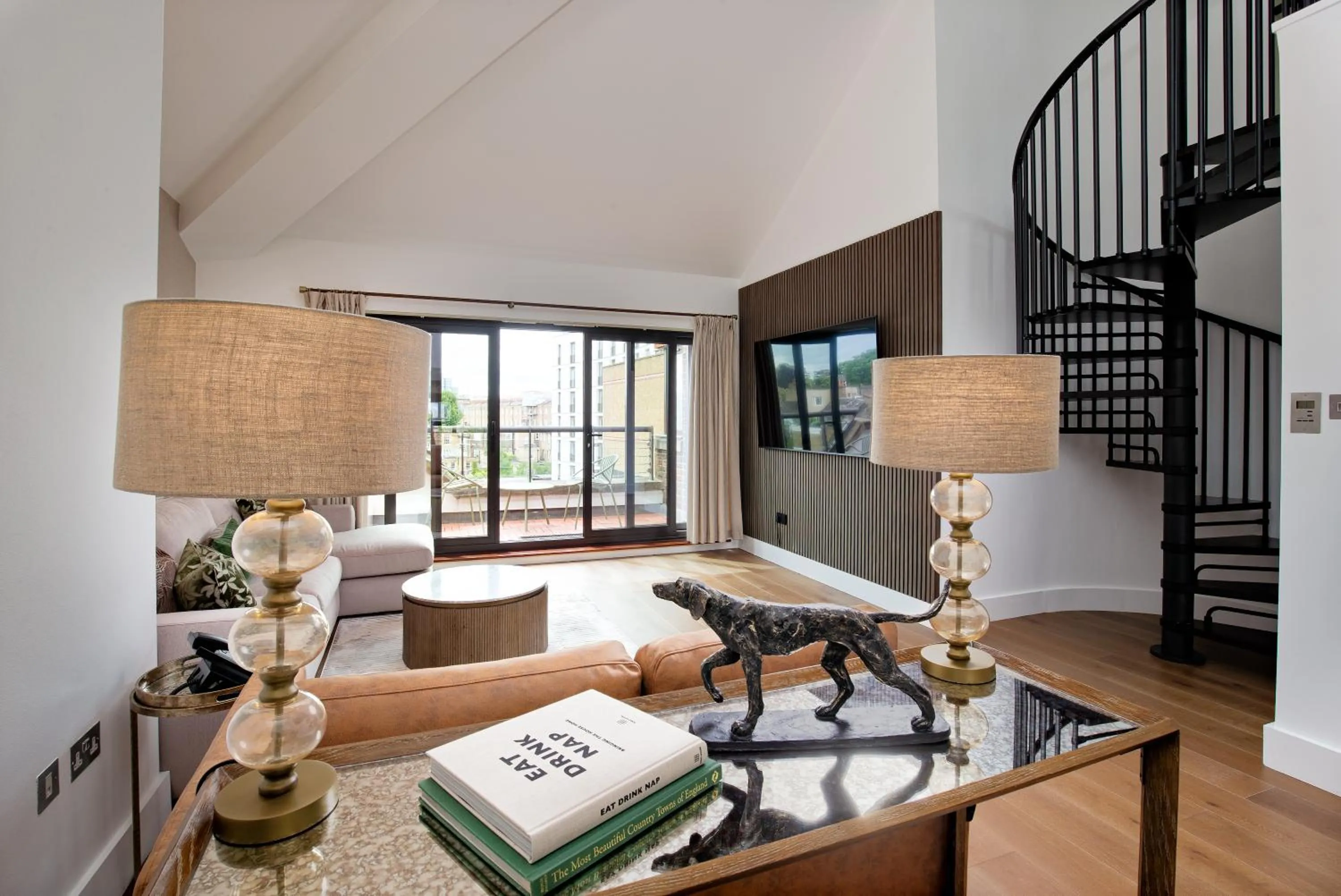 TV and multimedia in Monarch House - Serviced Apartments - Kensington