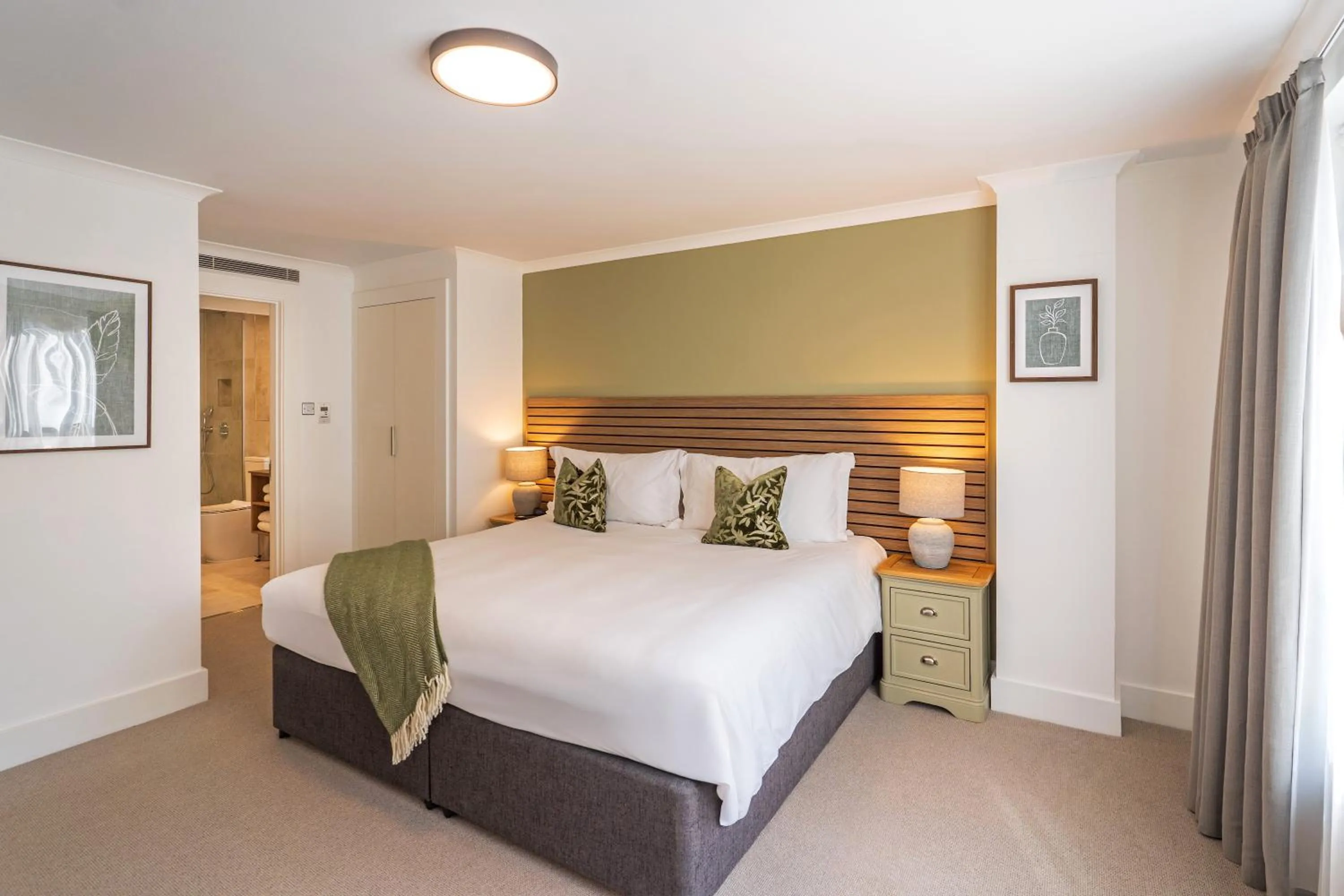 Bedroom, Bed in Monarch House - Serviced Apartments - Kensington