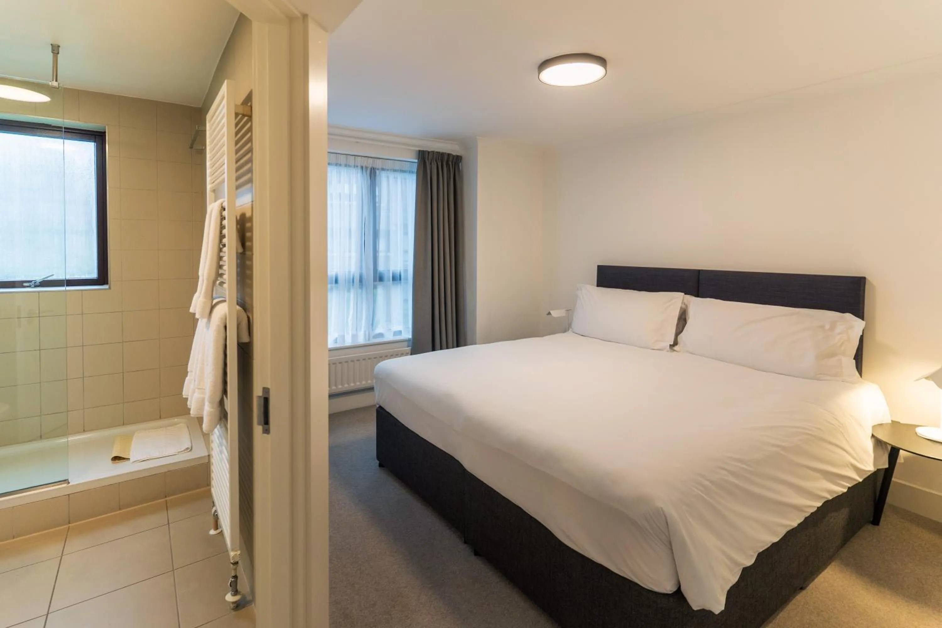 Toilet, Bed in Monarch House - Serviced Apartments - Kensington