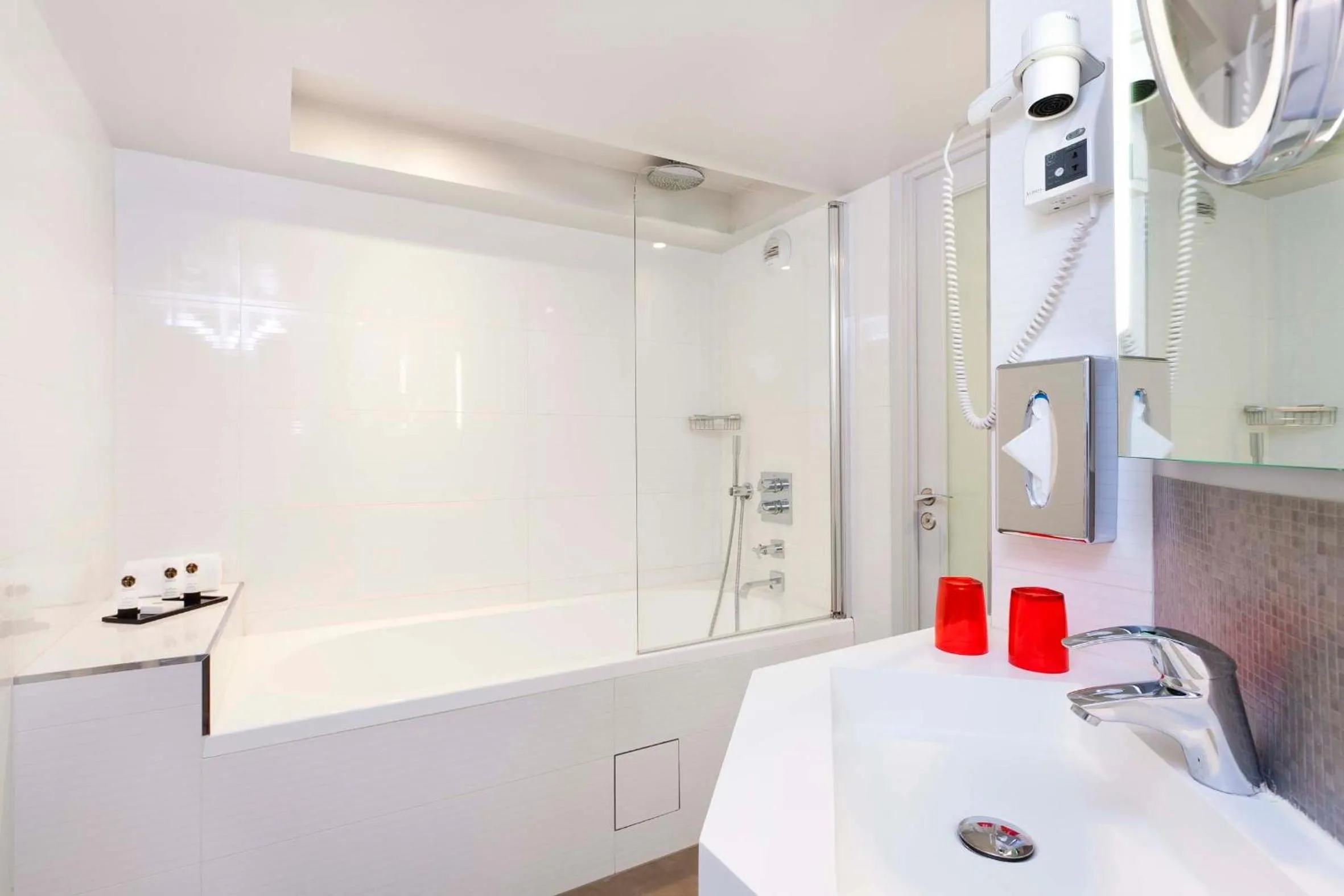 Bathroom in Hotel Opéra Marigny