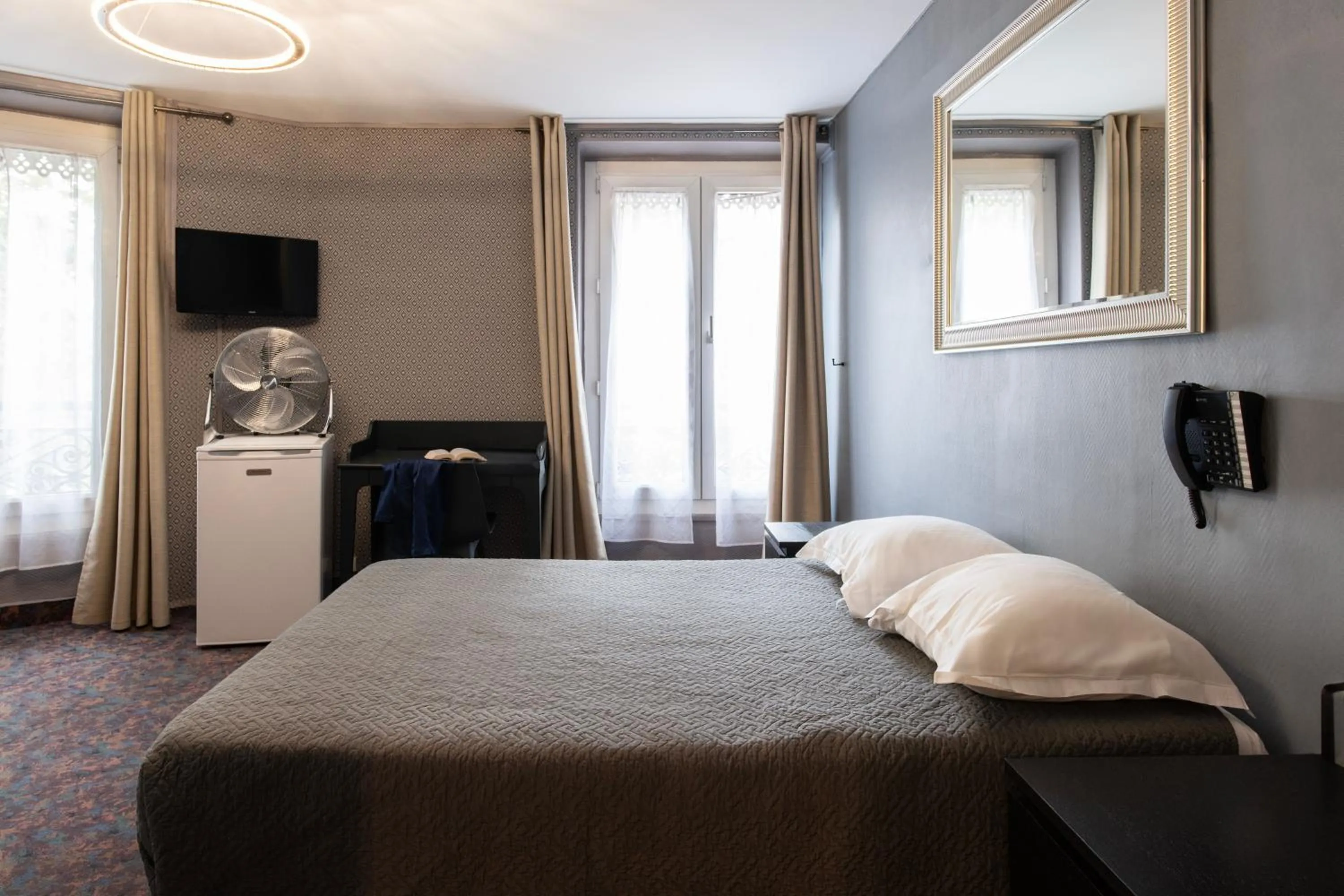 Bedroom, Bed in Grand Hôtel De Paris