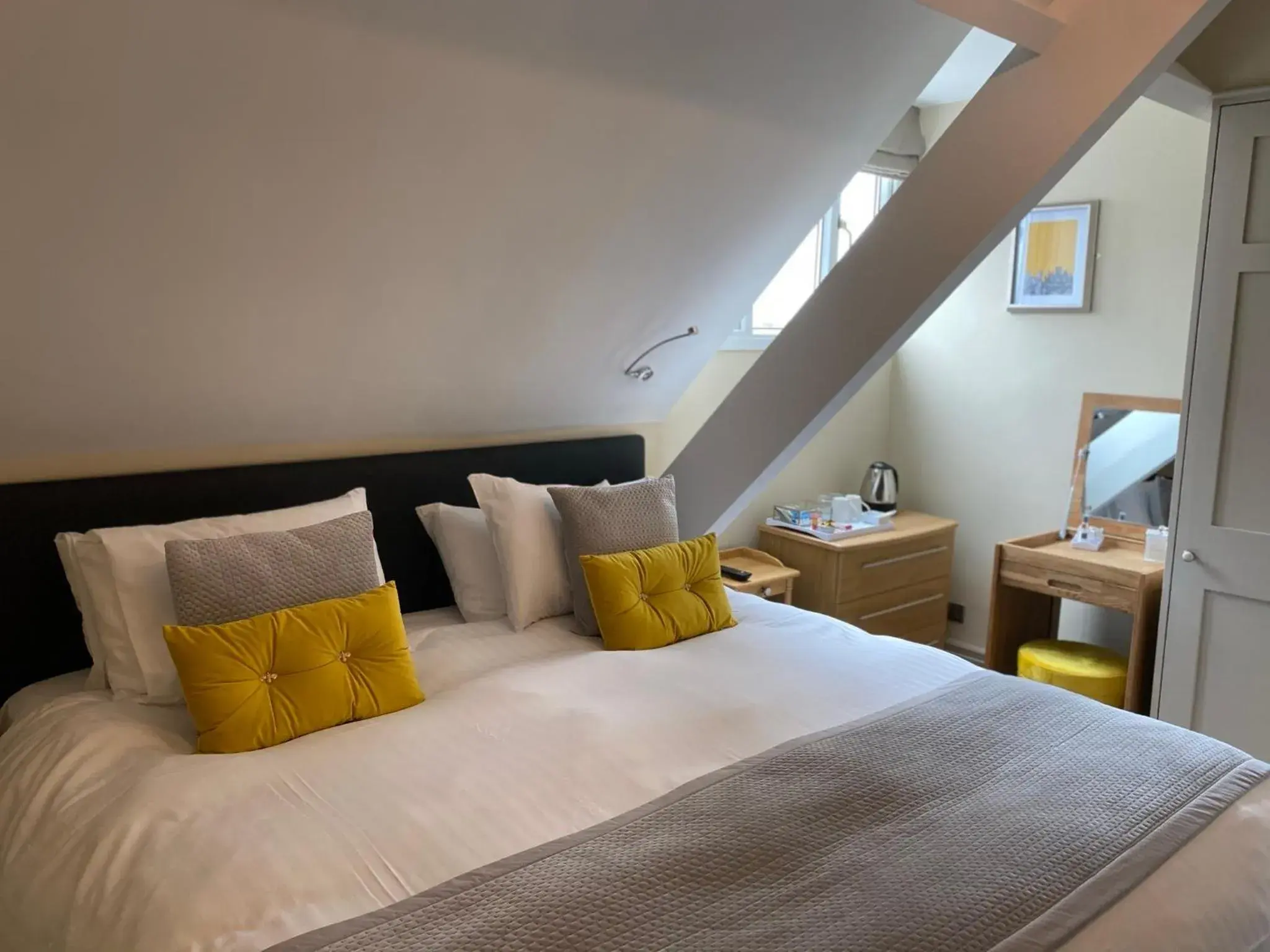 Standard Super King / Twin Bed En-suite - single occupancy in Ashbourne House Standard Super King / Twin Bed En-suite - single occupancy in Ashbourne House