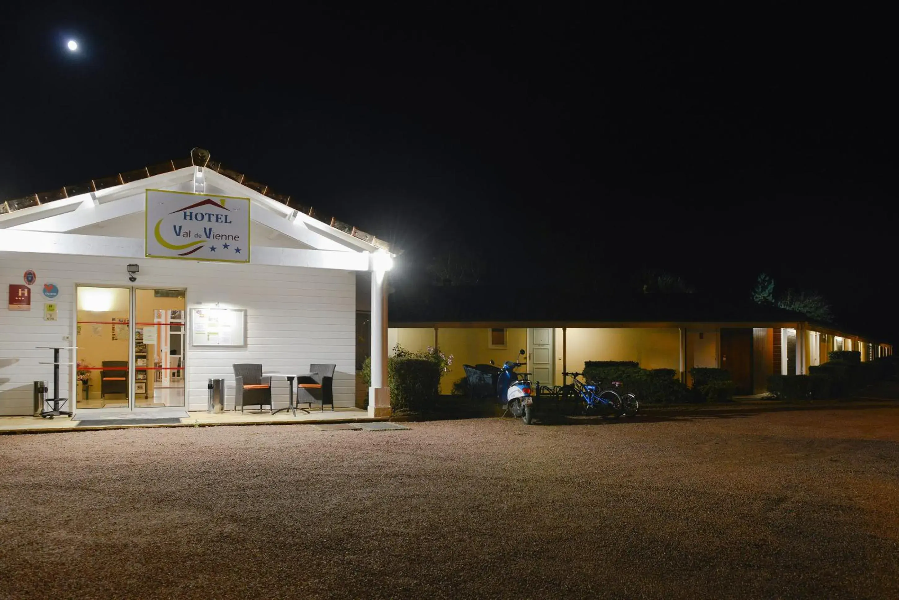 Facade/entrance in Logis Hôtel Val de Vienne Facade/entrance in Logis Hôtel Val de Vienne