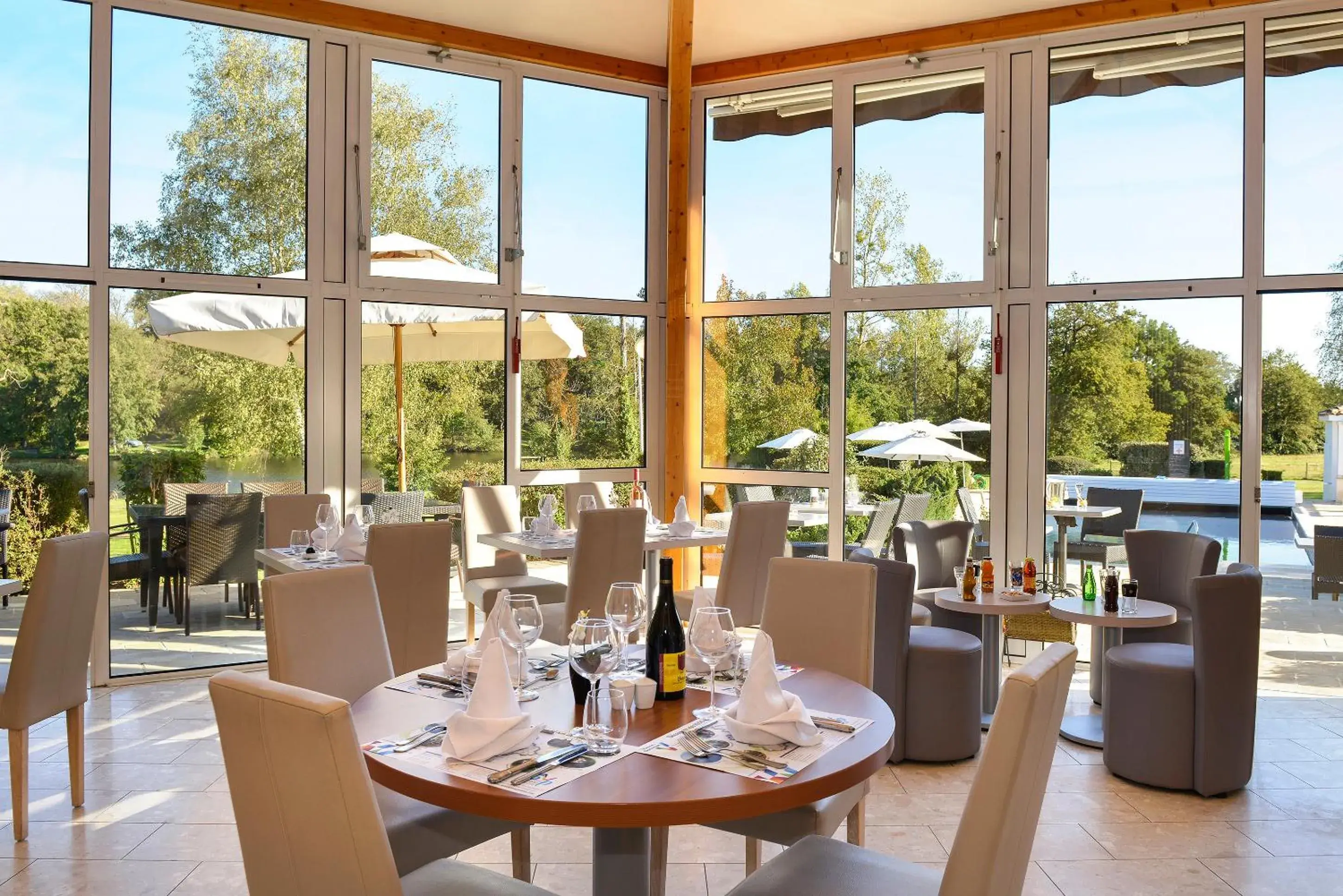 Restaurant/places to eat in Logis Hôtel Val de Vienne Restaurant/places to eat in Logis Hôtel Val de Vienne