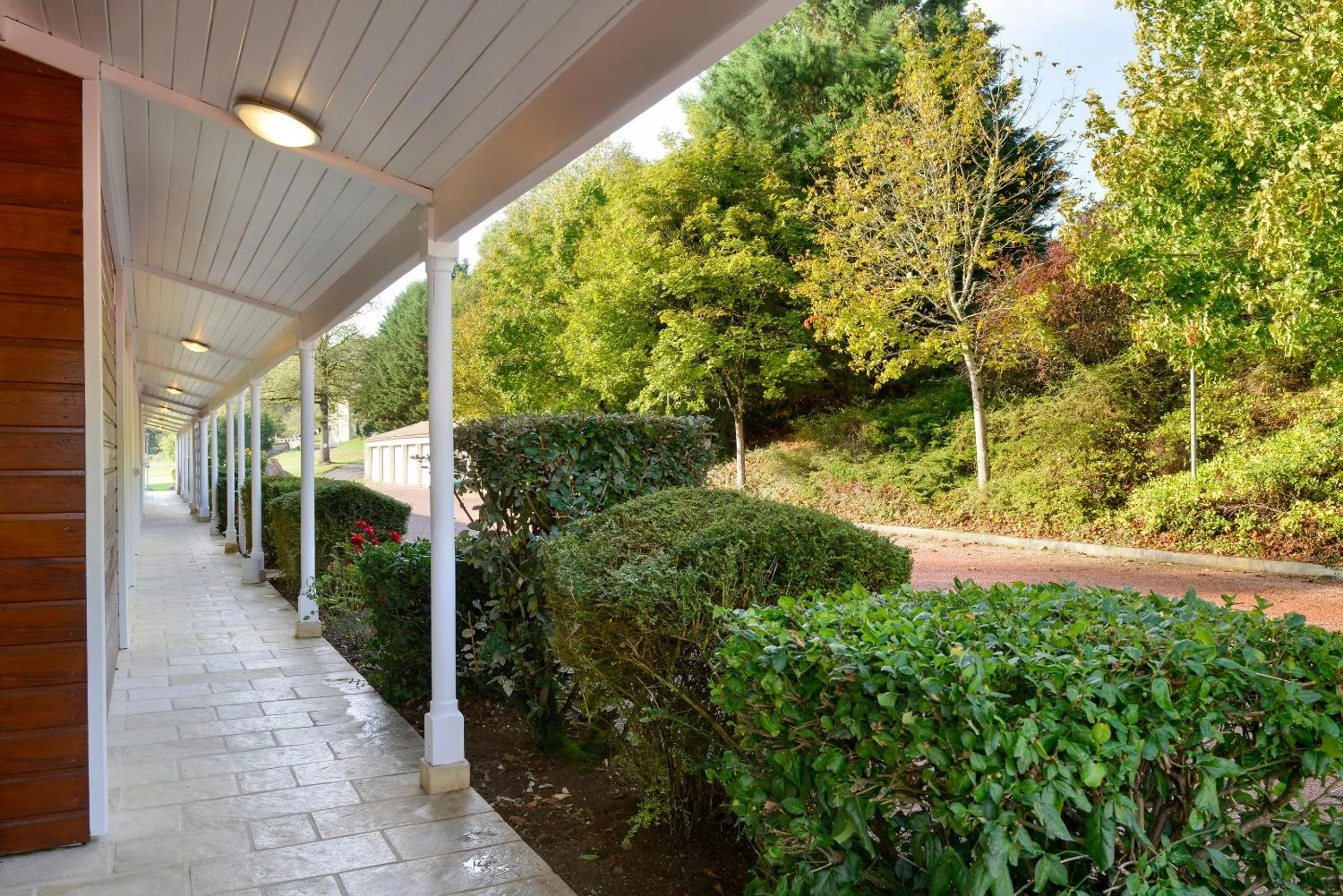 Garden view in Logis Hôtel Val de Vienne