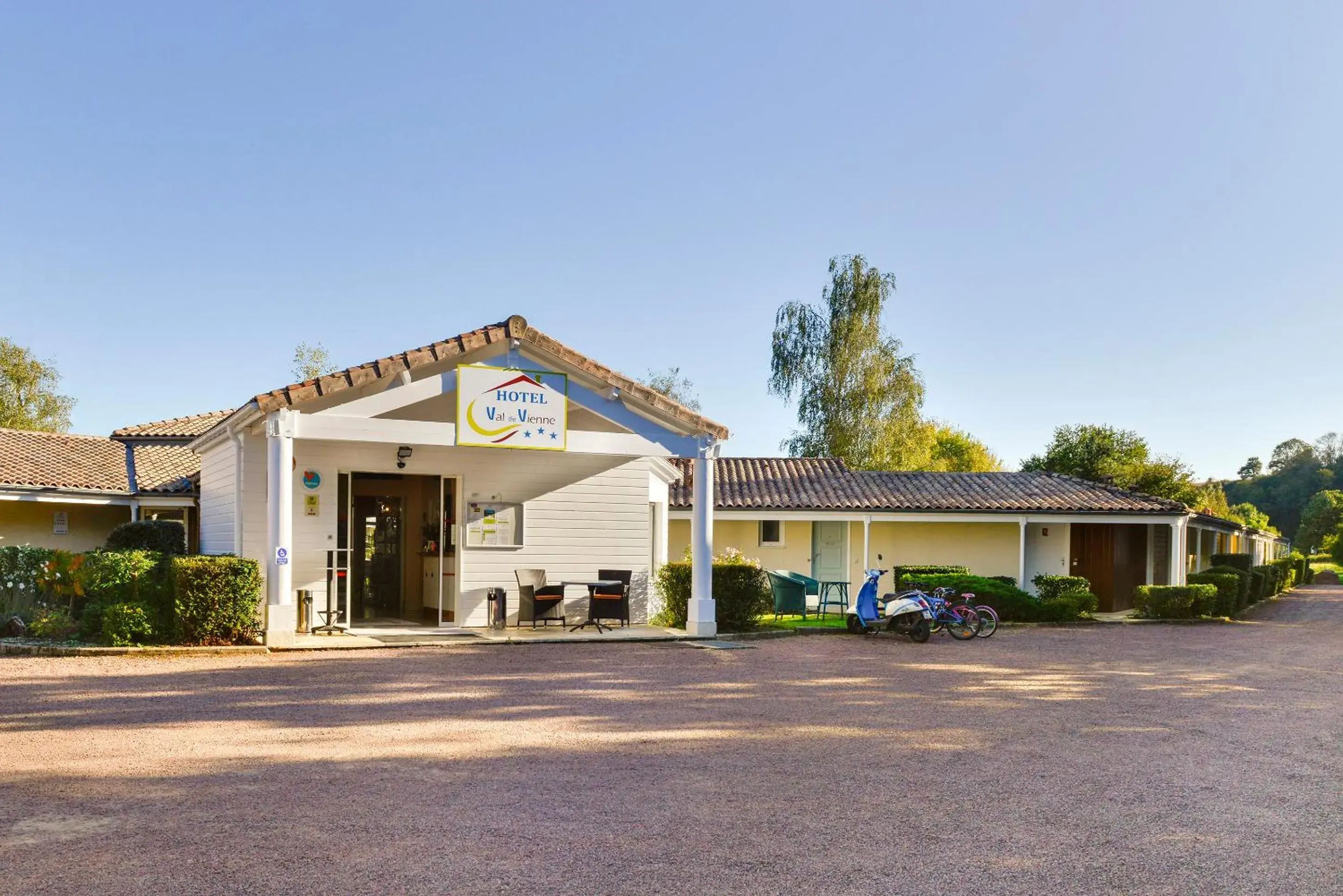 Facade/entrance in Logis Hôtel Val de Vienne Facade/entrance in Logis Hôtel Val de Vienne
