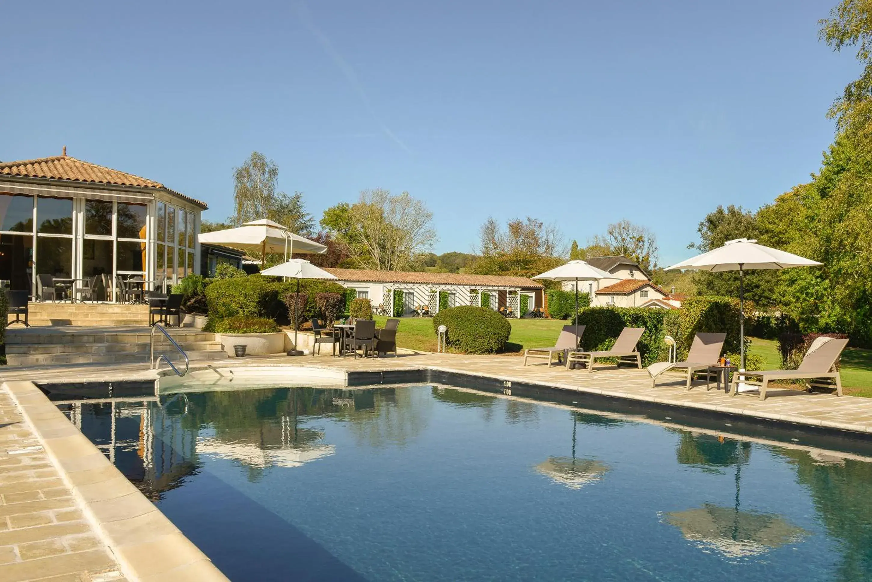 Swimming pool in Logis Hôtel Val de Vienne Swimming pool in Logis Hôtel Val de Vienne