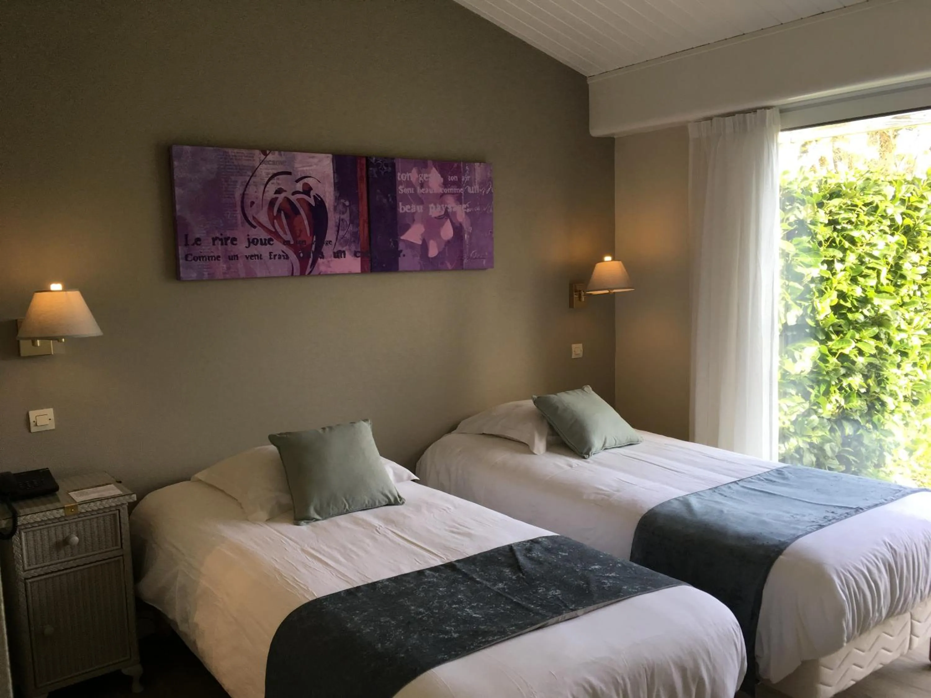 Bed in Logis Hôtel Val de Vienne