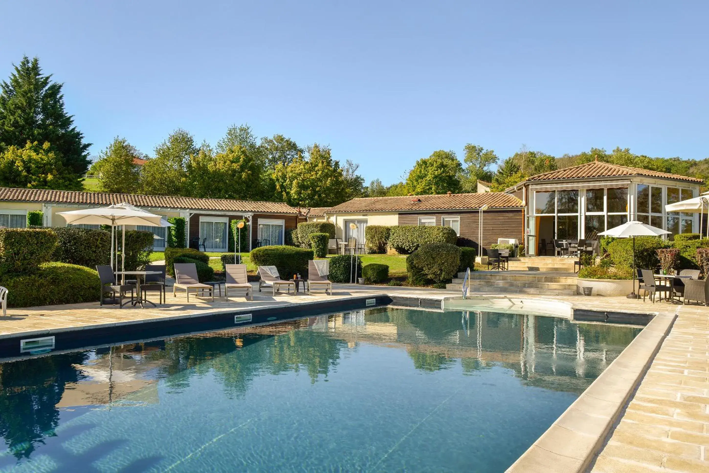 Swimming pool in Logis Hôtel Val de Vienne Swimming pool in Logis Hôtel Val de Vienne