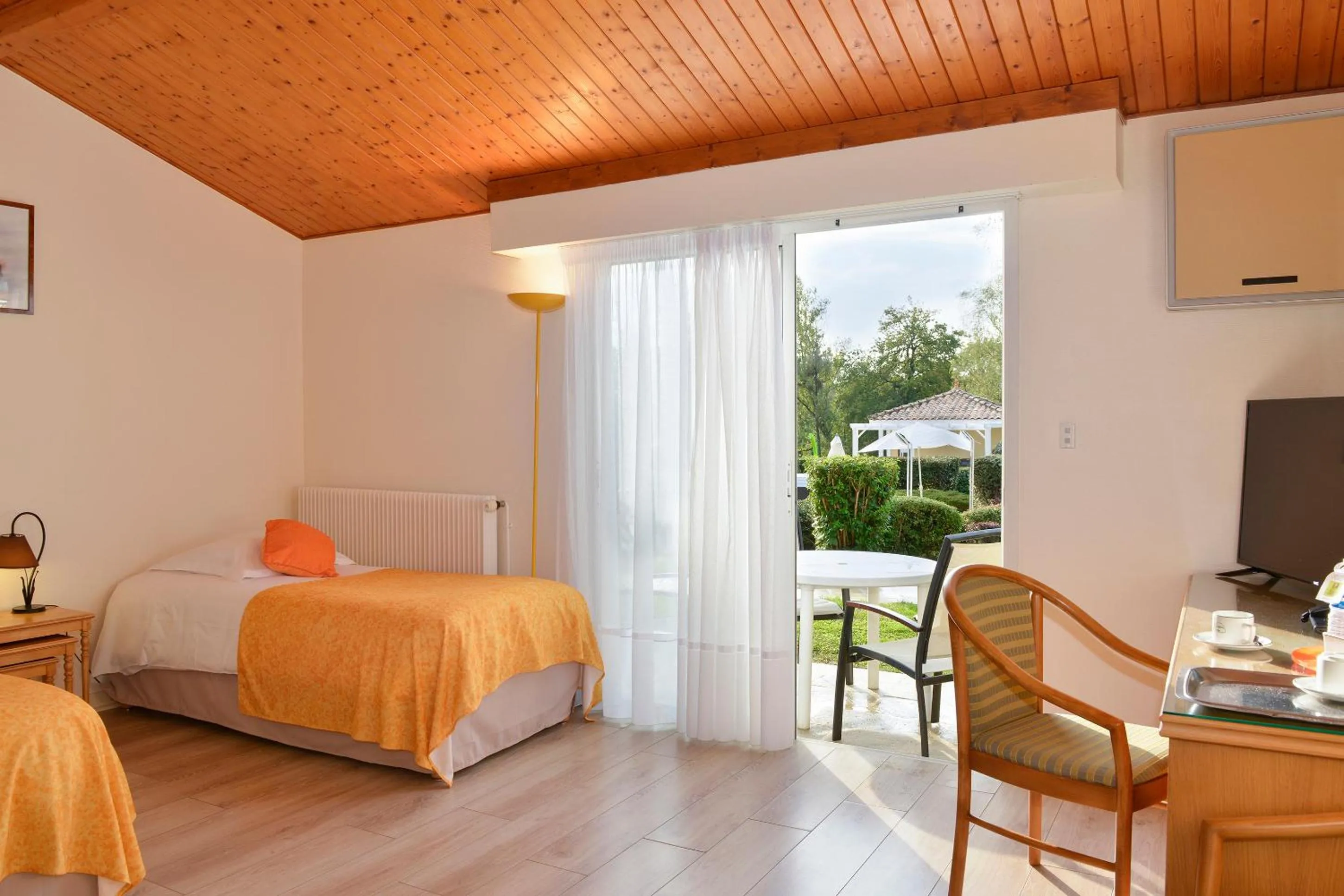 Balcony/Terrace, Bed in Logis Hôtel Val de Vienne