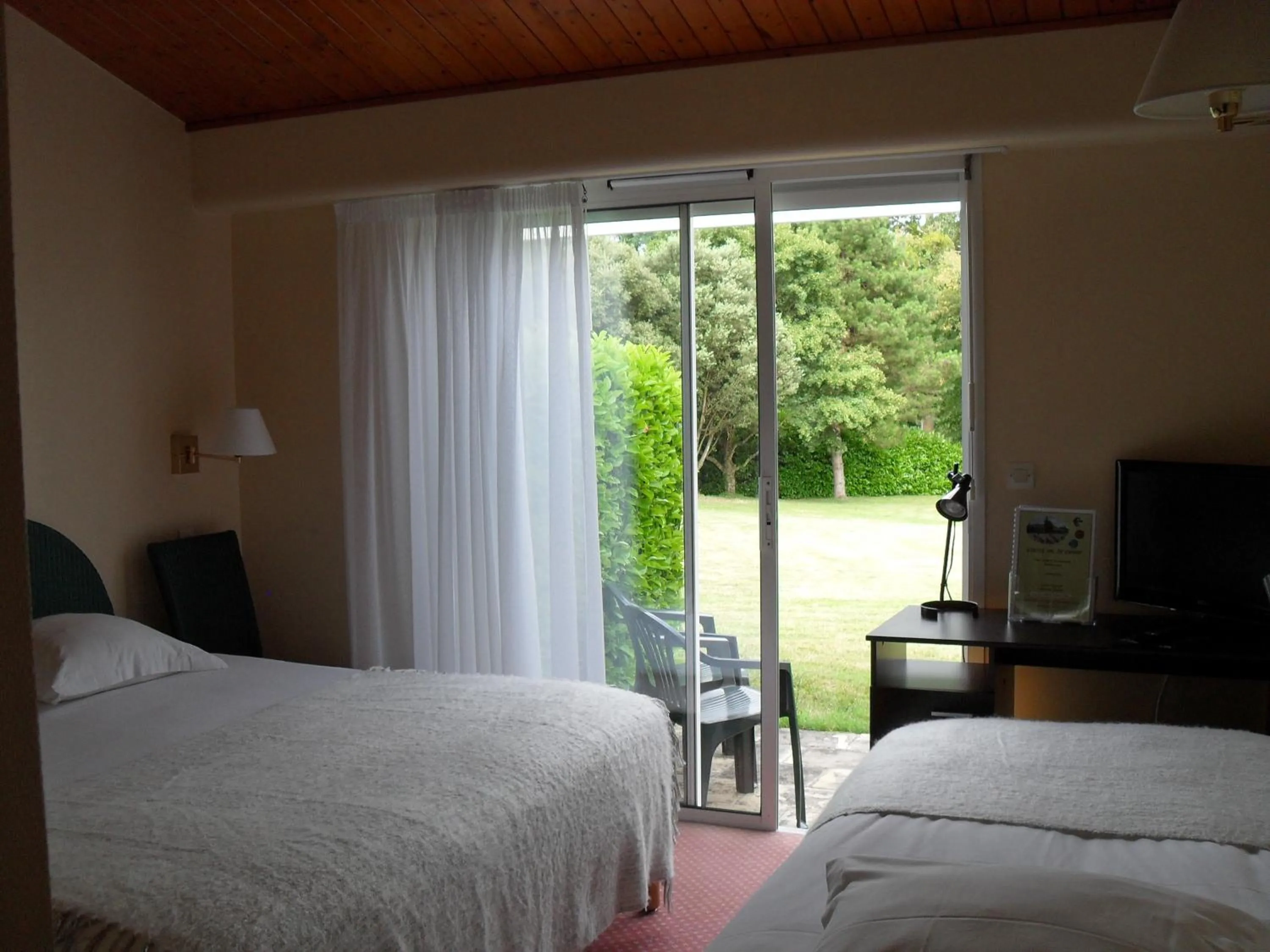 Garden view, Bed in Logis Hôtel Val de Vienne