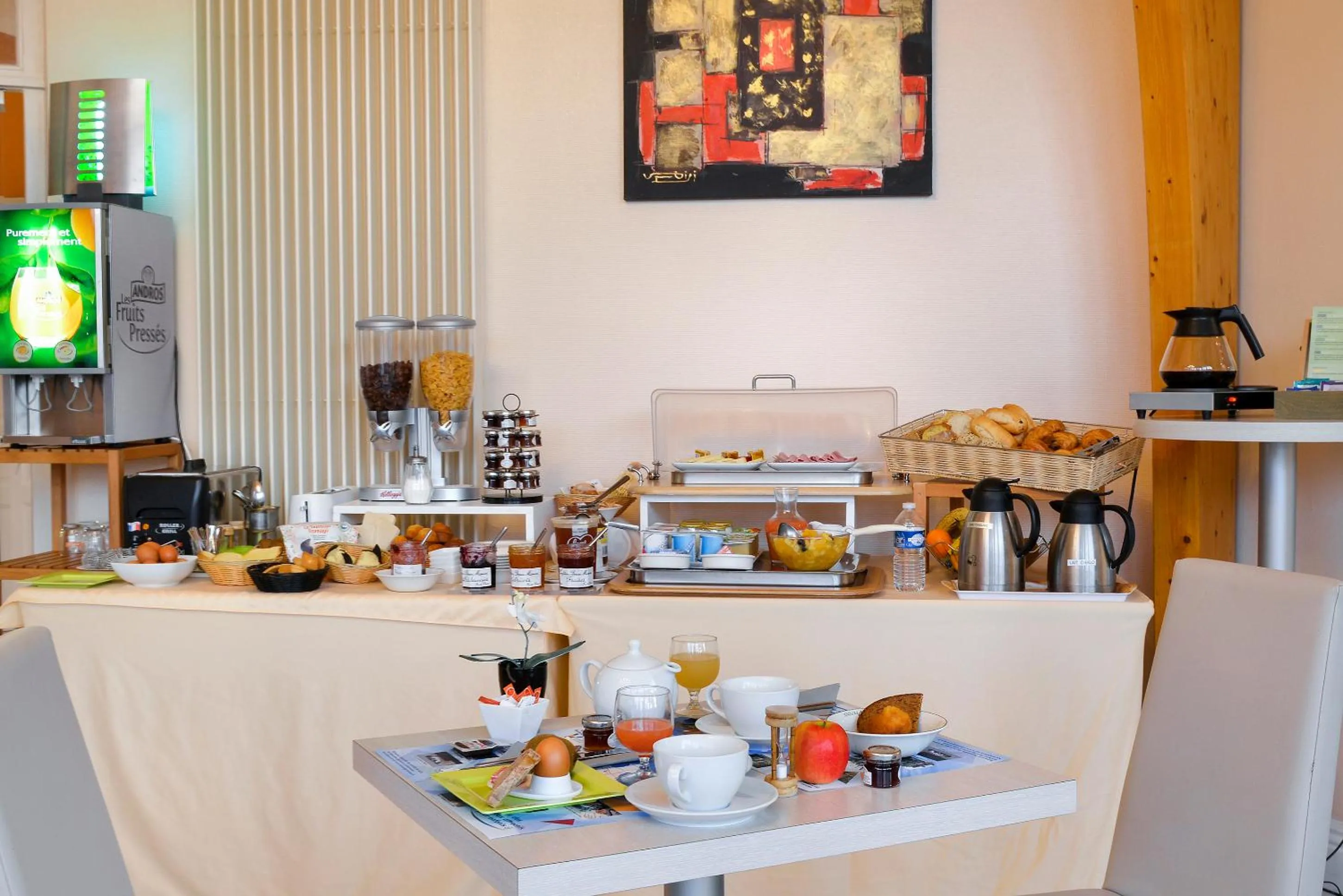 Continental breakfast in Logis Hôtel Val de Vienne