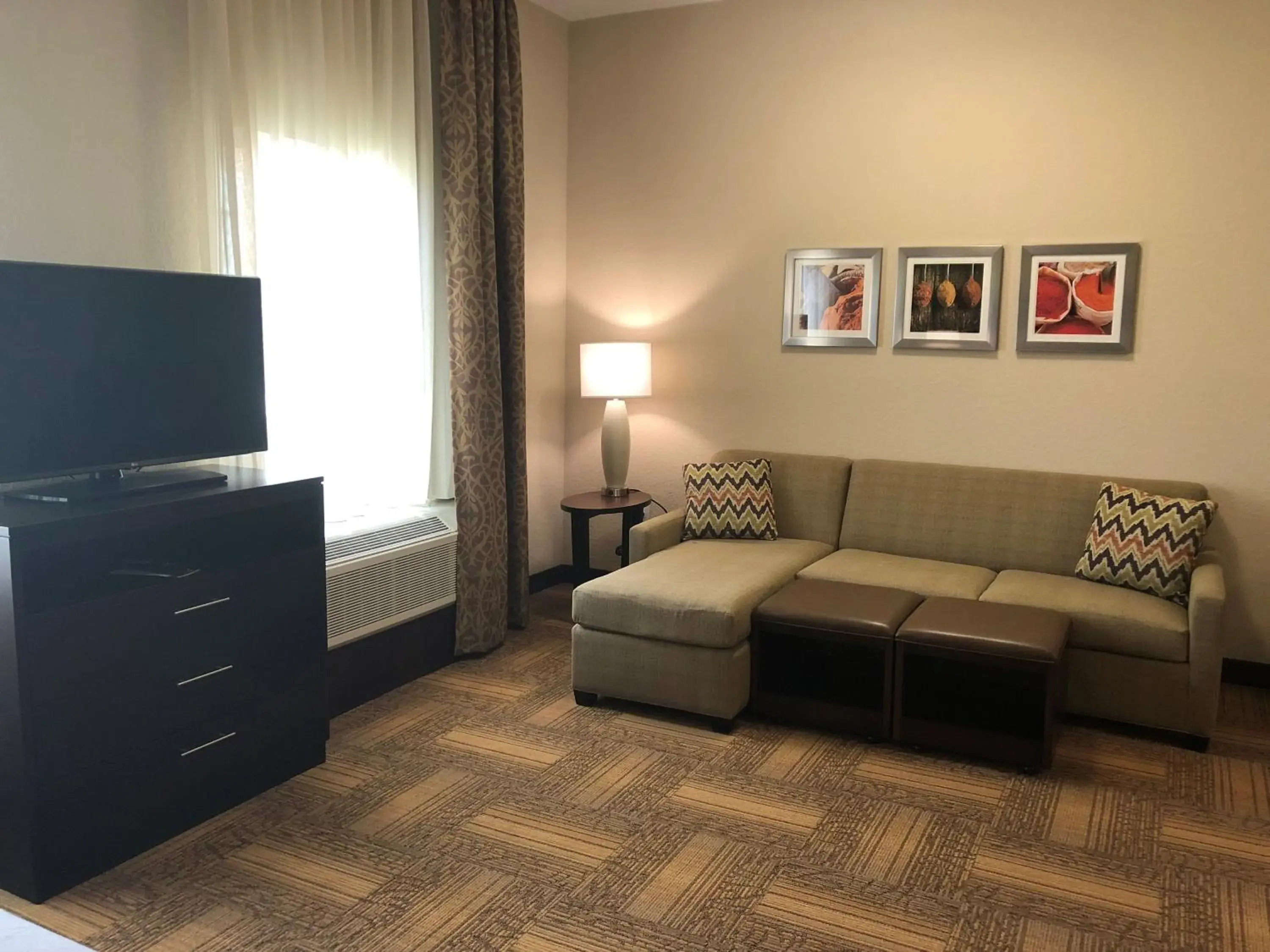 Photo of the whole room, Seating Area in Staybridge Suites Lakeland West