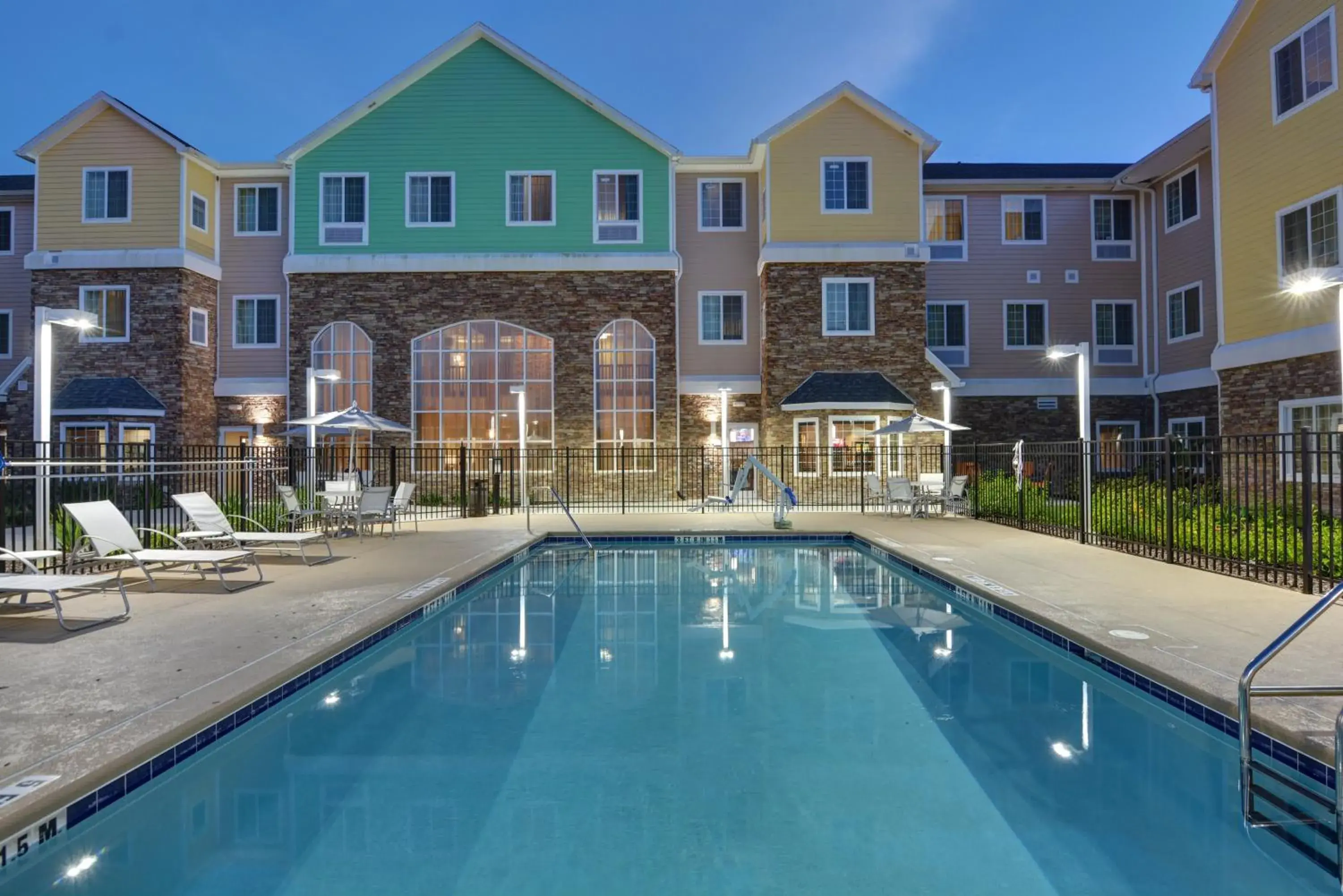 Swimming pool, Property Building in Staybridge Suites Lakeland West
