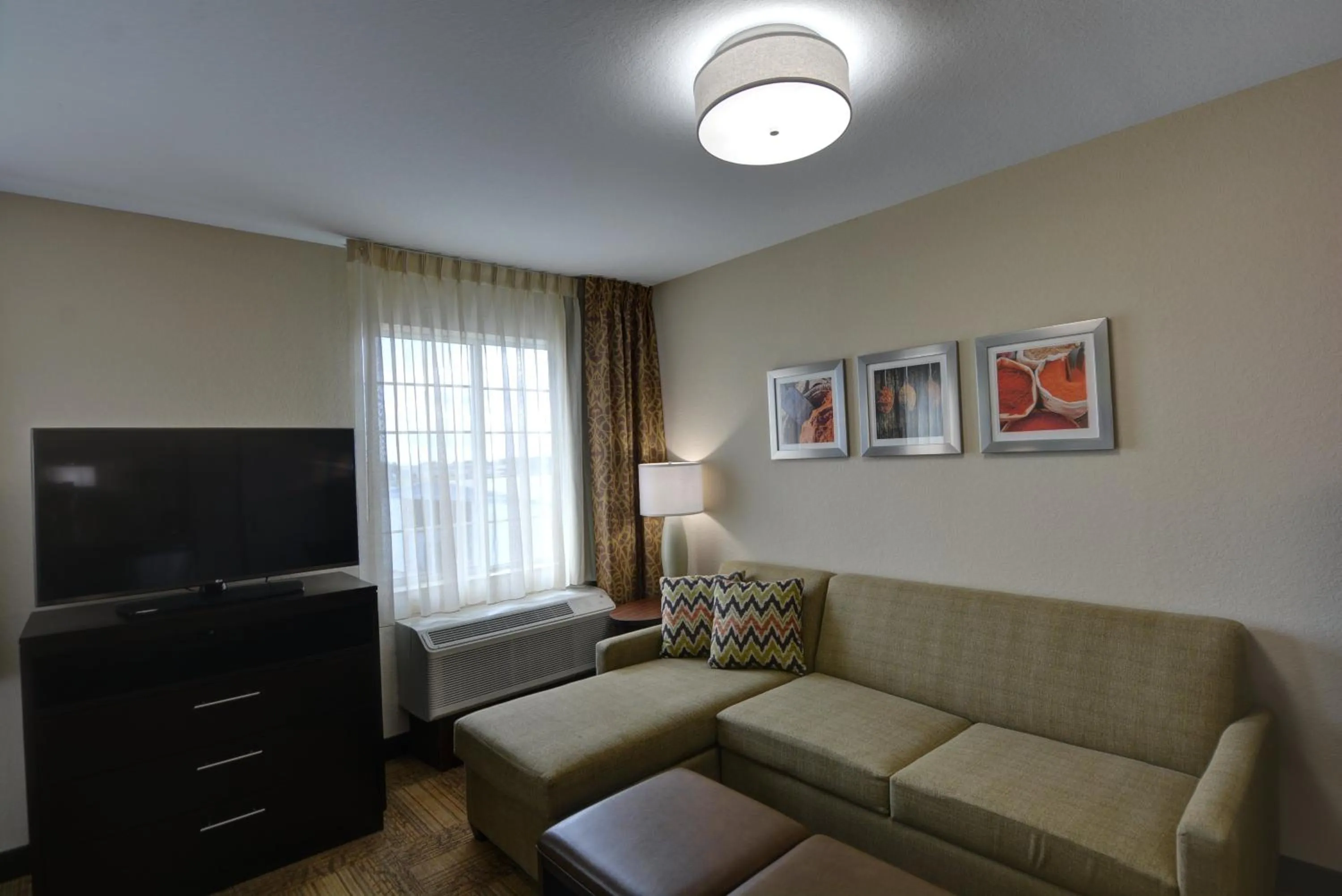 Photo of the whole room, Seating Area in Staybridge Suites Lakeland West