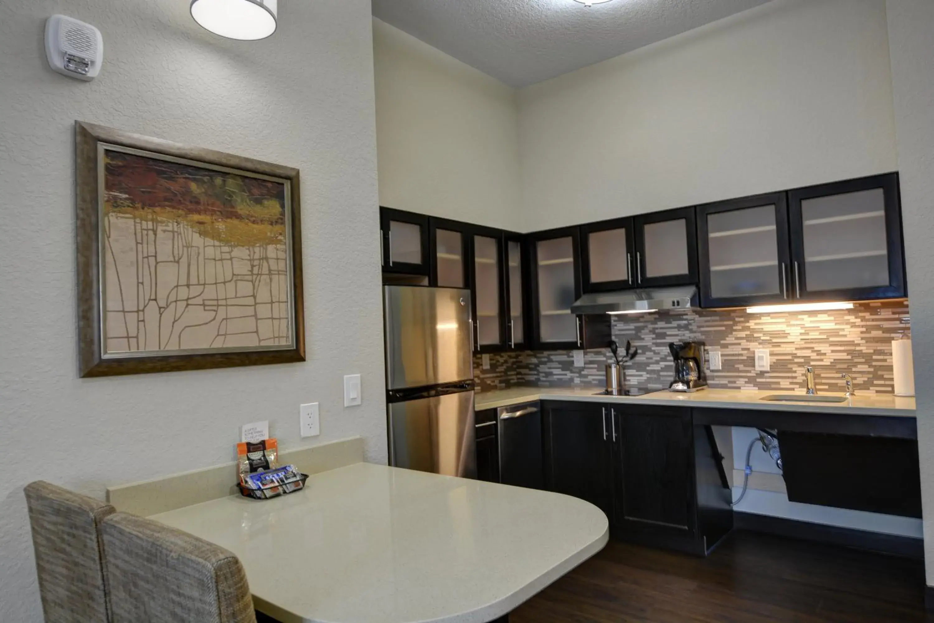 Photo of the whole room, Kitchen/Kitchenette in Staybridge Suites Lakeland West