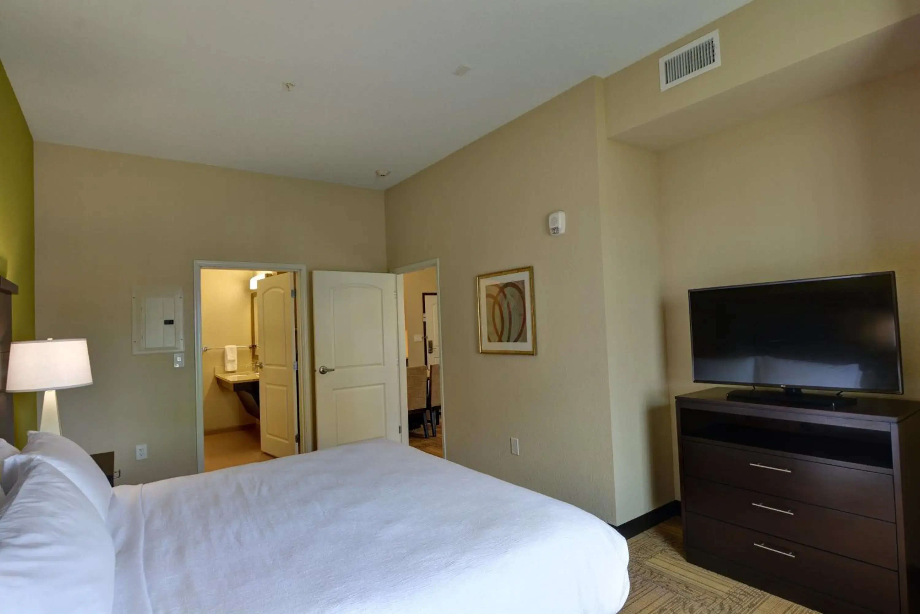 Photo of the whole room, Bed in Staybridge Suites Lakeland West