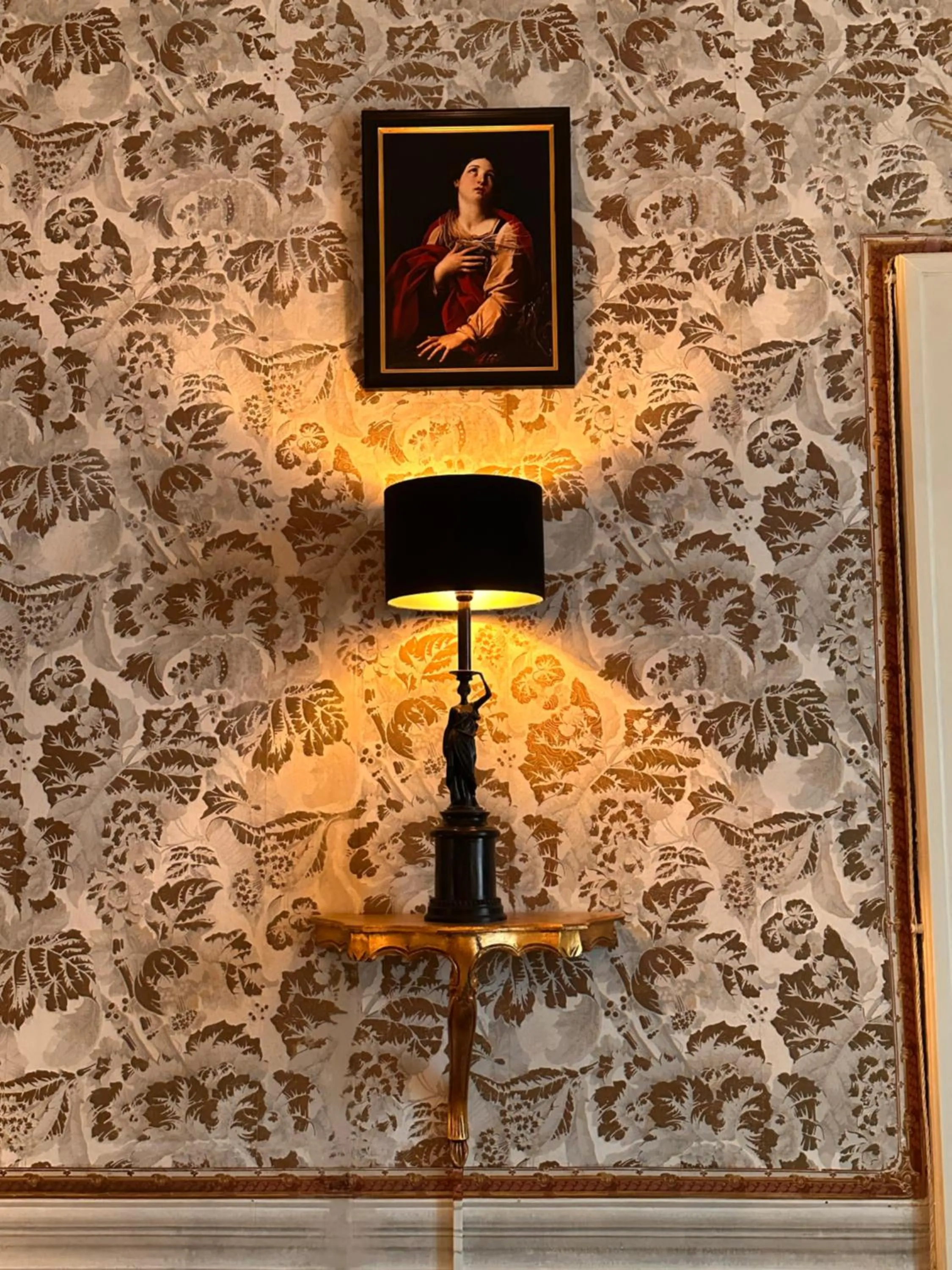 Decorative detail in Casa Santangelo Suites